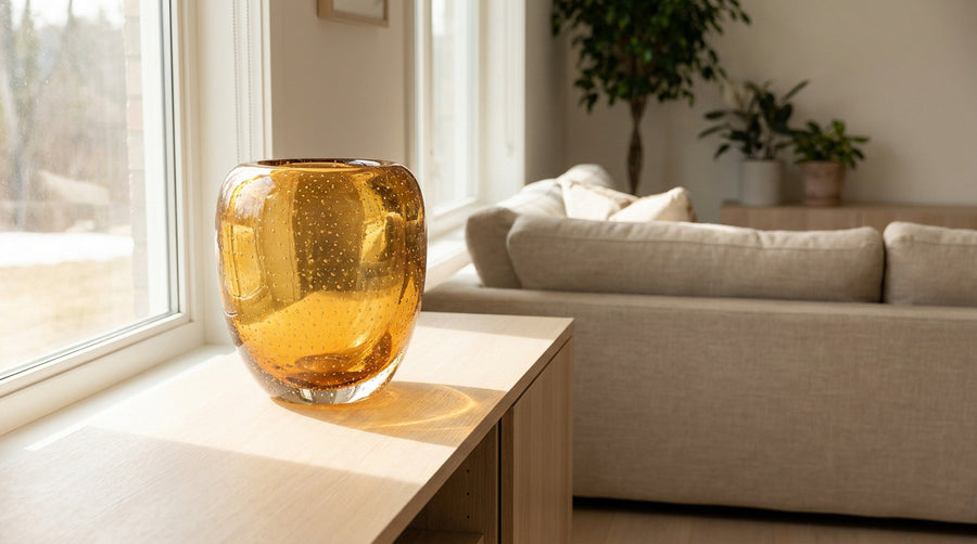 Pourquoi collectionner le vase Biot en verre soufflé ambré