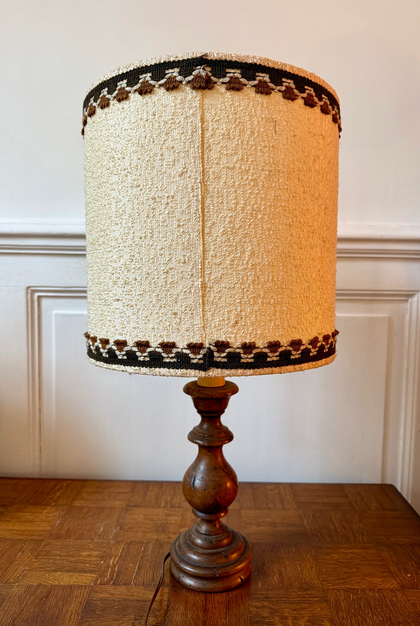 Grande lampe en bois tourné