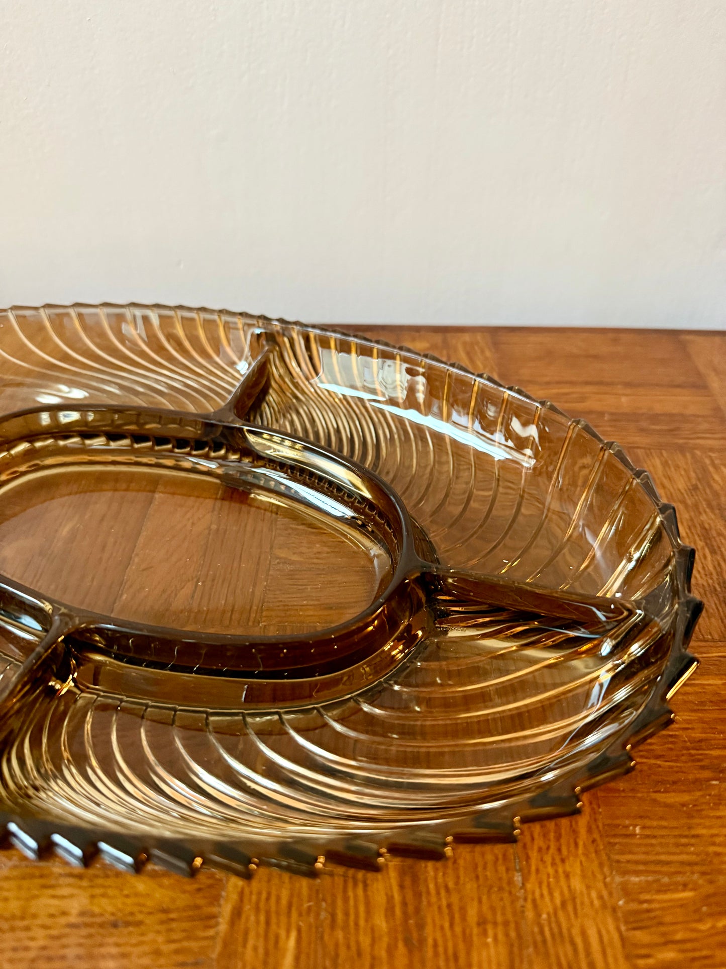 Plat apéritif en verre fumé