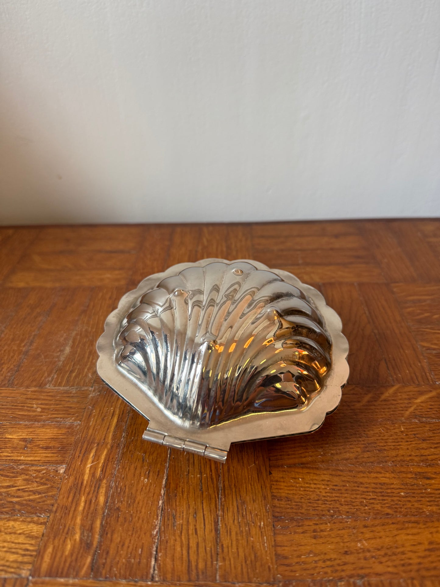 Ancien beurrier en forme de coquillage chromé