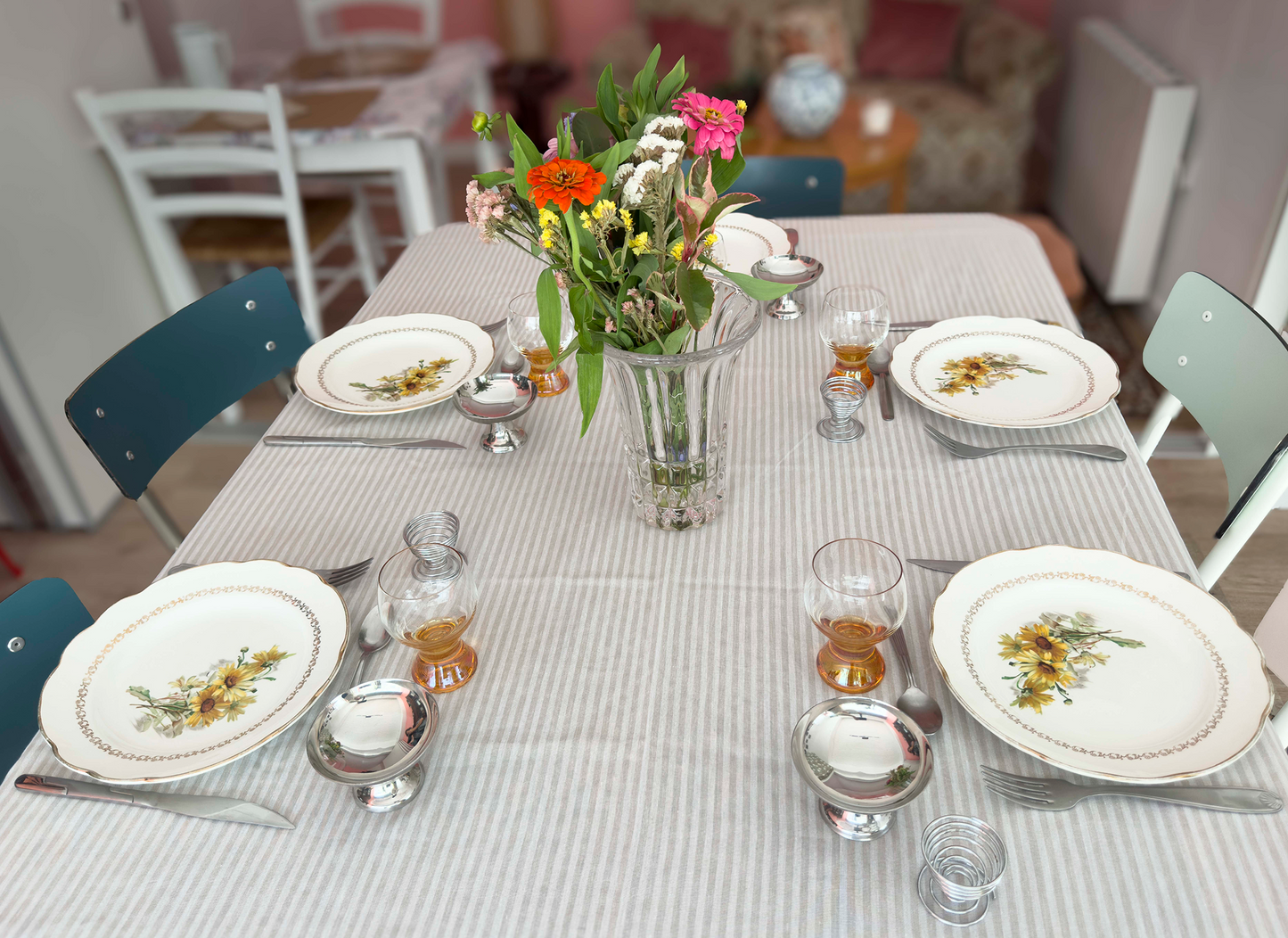 Lot d'assiettes à motif marguerites plates