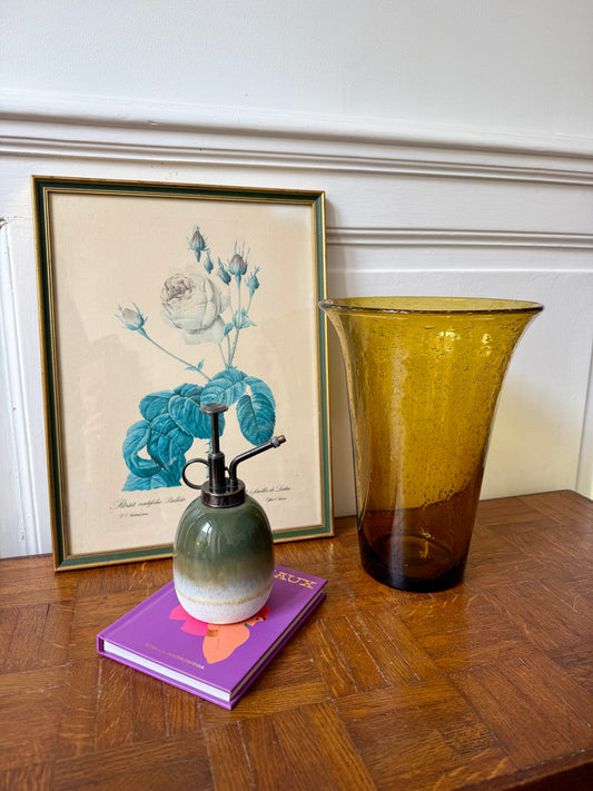 Vase Biot en verre soufflé de couleur ambrée, design élégant et translucide, par la marque Razzia.