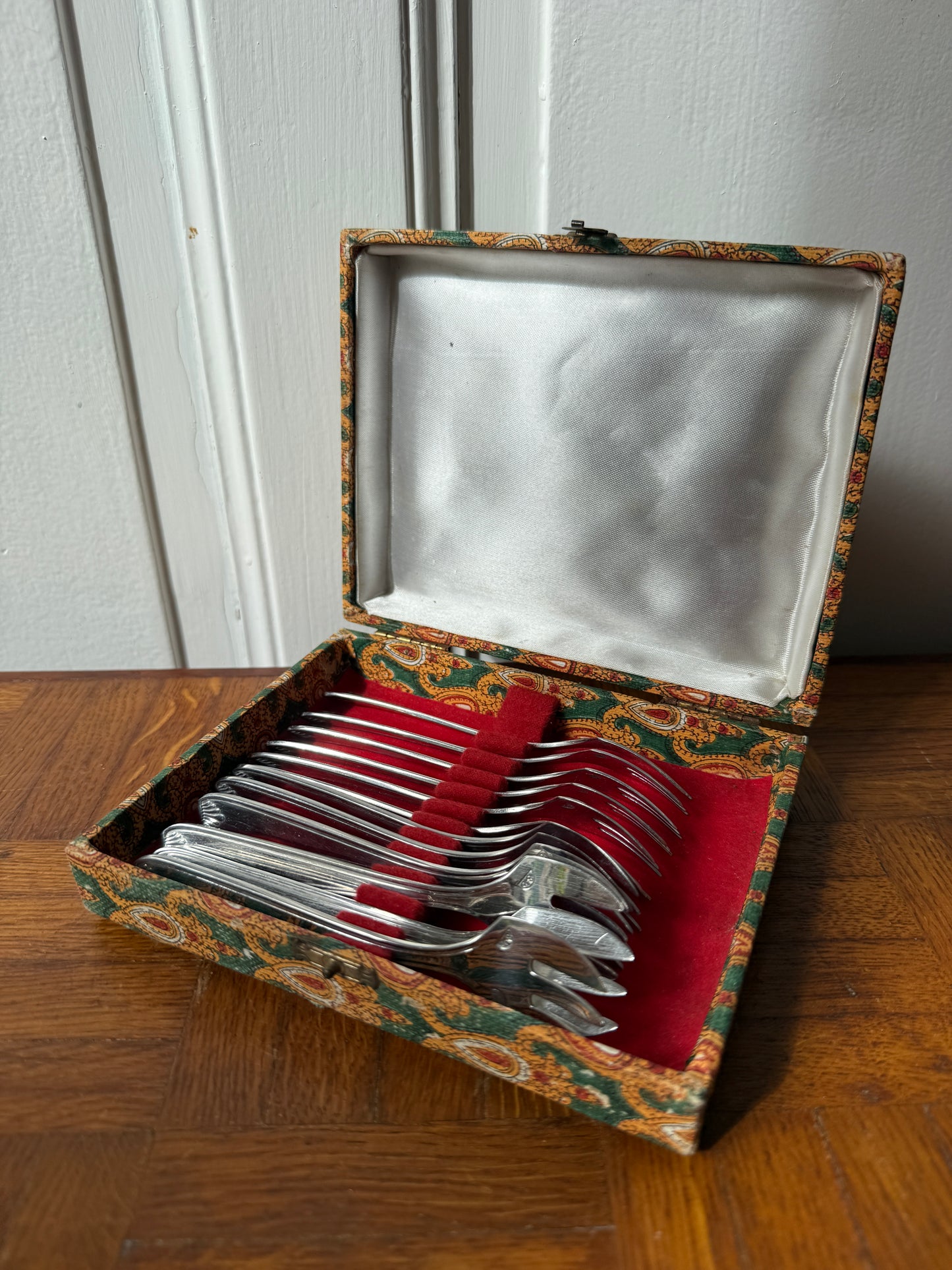 Lot de 12 fourchettes à dessert en argent Razzia, élégantes et fines, parfaites pour les desserts ou occasions spéciales.