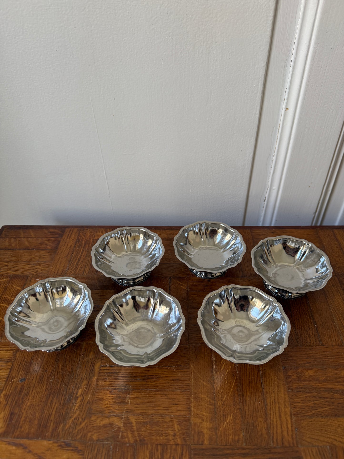 Six coupes en inox Razzia disposées sur une table, mettant en valeur leur design brillant et leur taille variée.