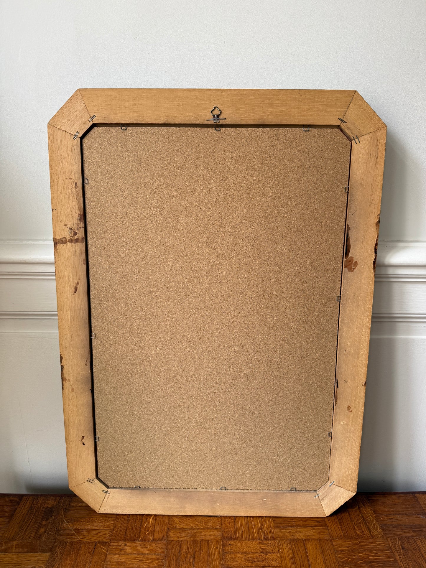 Miroir avec cadre en bois ancien de la marque Razzia, reflet dans le miroir avec détails du cadre en bois patiné.