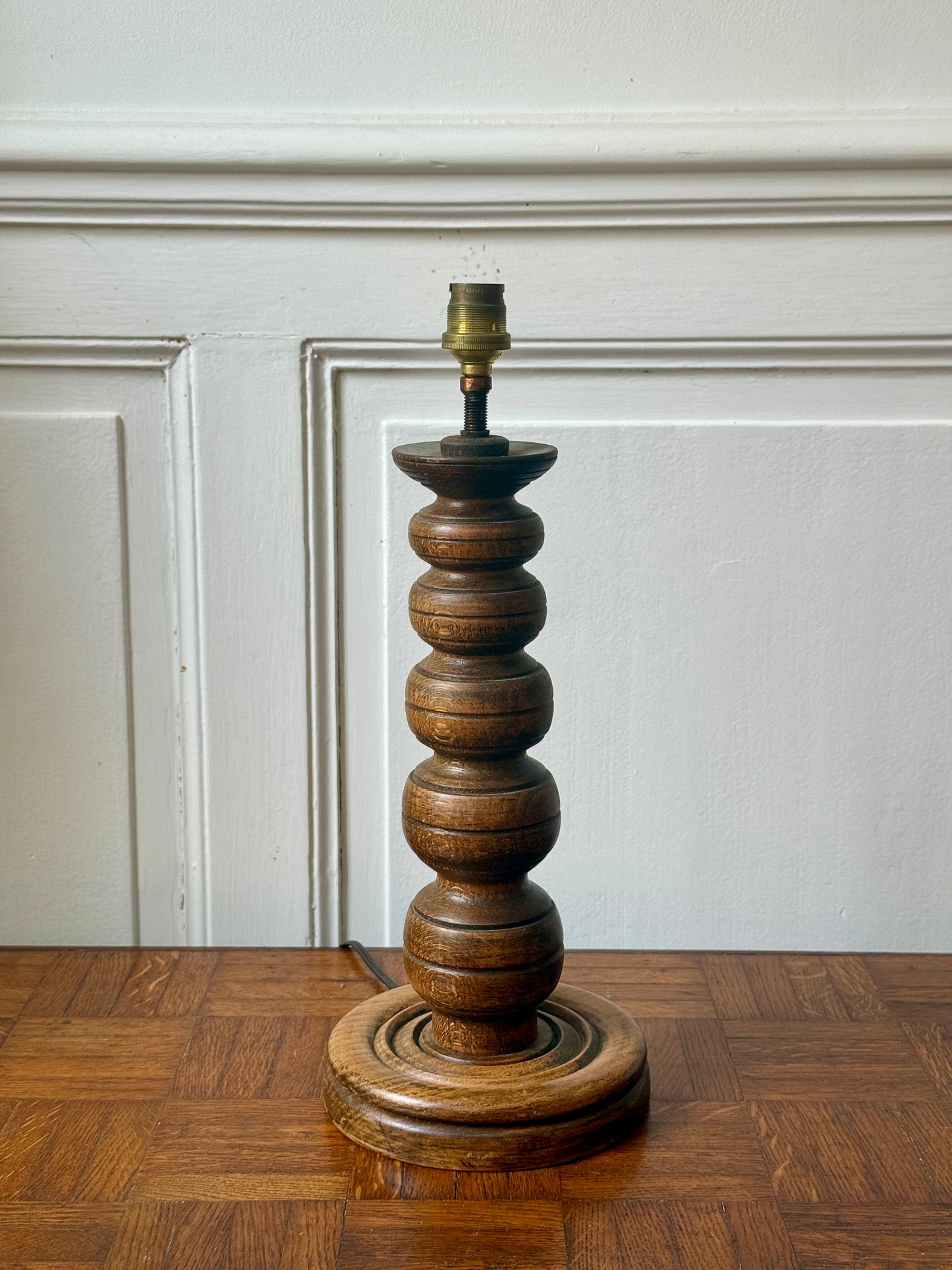 Pied de lampe en bois tourné