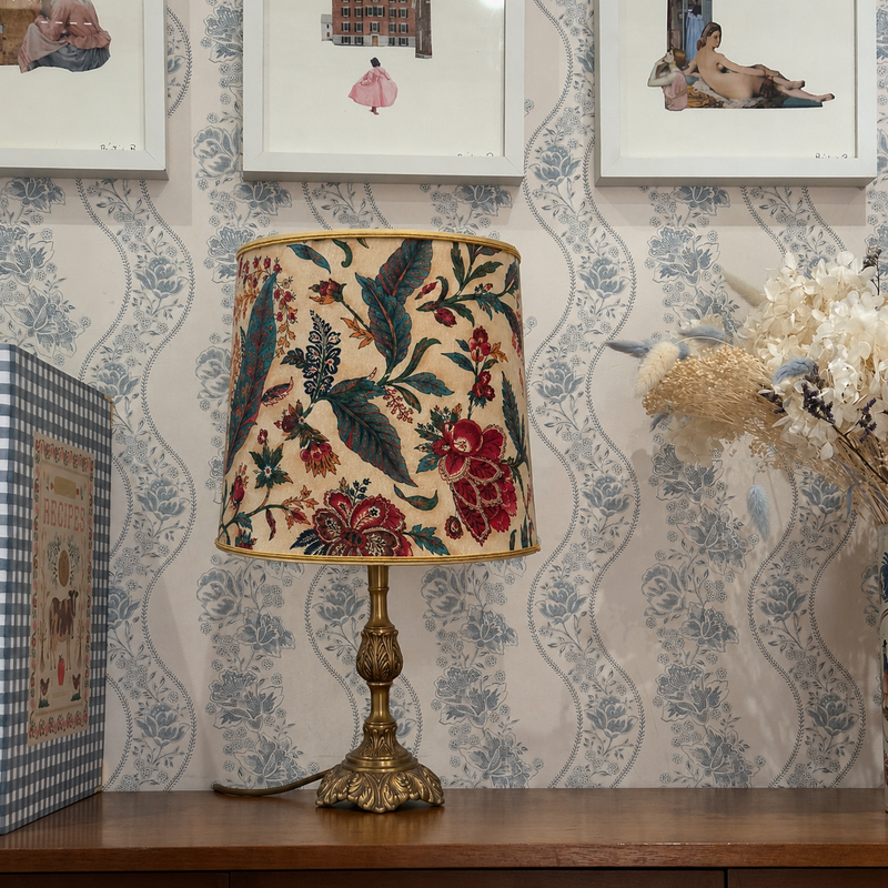 Lampe Thelma et Louise de Razzia, design moderne en métal noir, avec abat-jour en tissu blanc, éclairage élégant pour salon ou chambre.