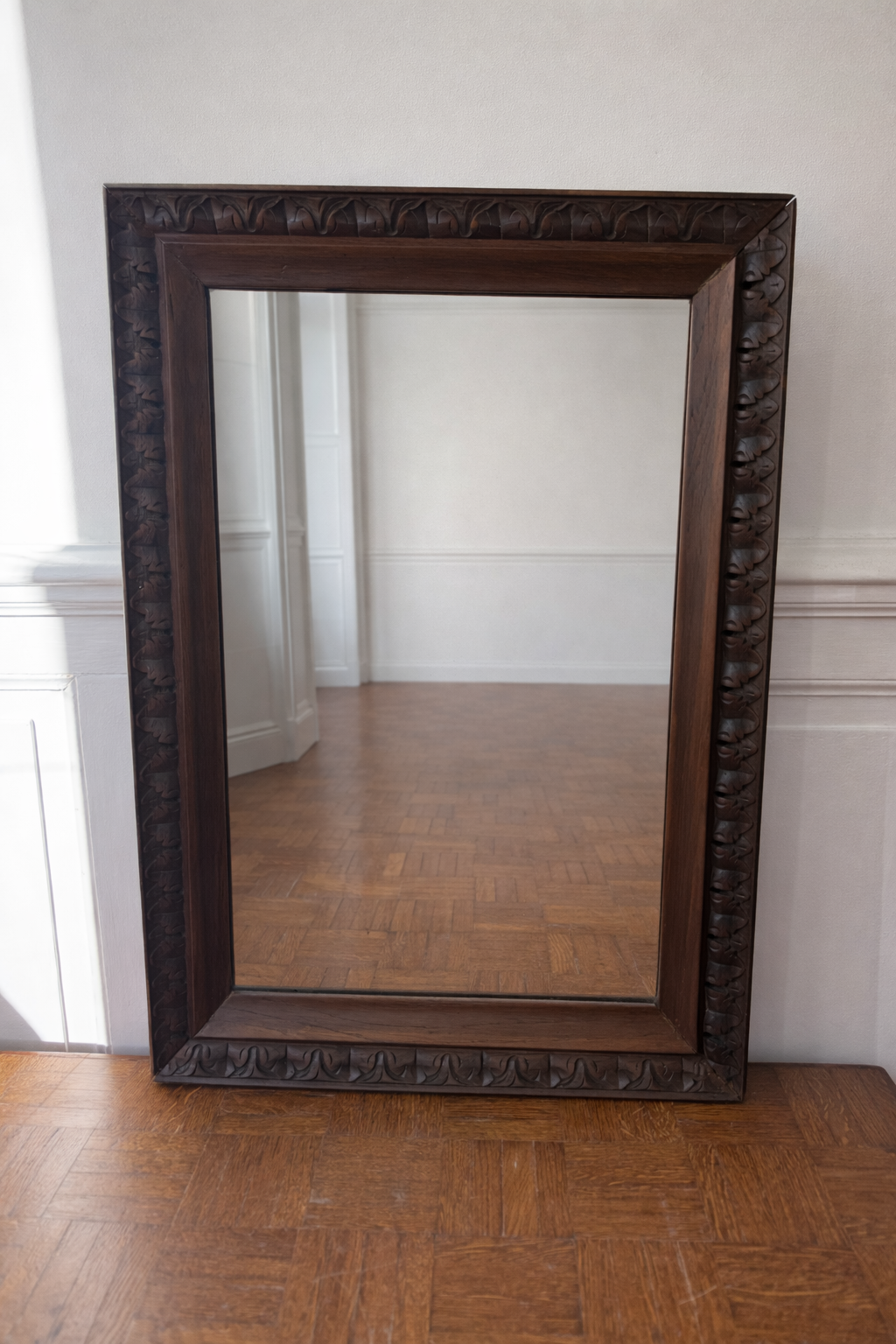 Miroir ancien en bois sculpté – charme intemporel