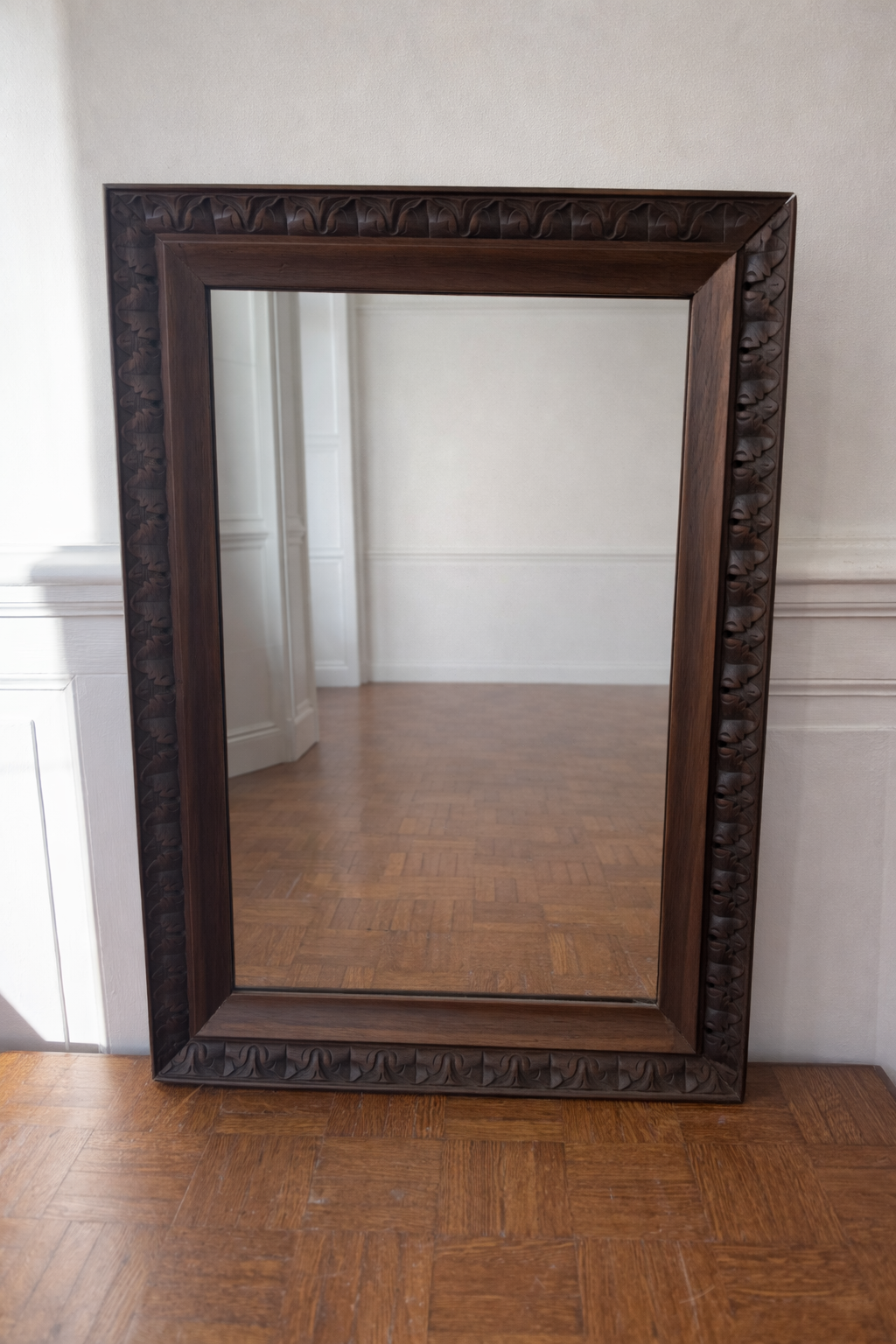 Miroir ancien en bois sculpté – charme intemporel