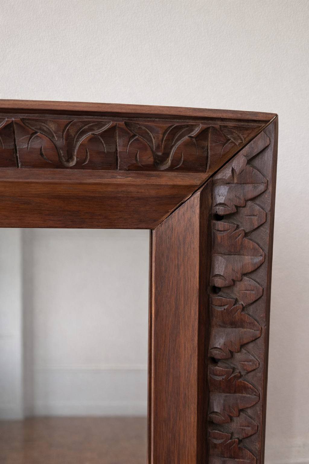 Miroir ancien en bois sculpté – charme intemporel