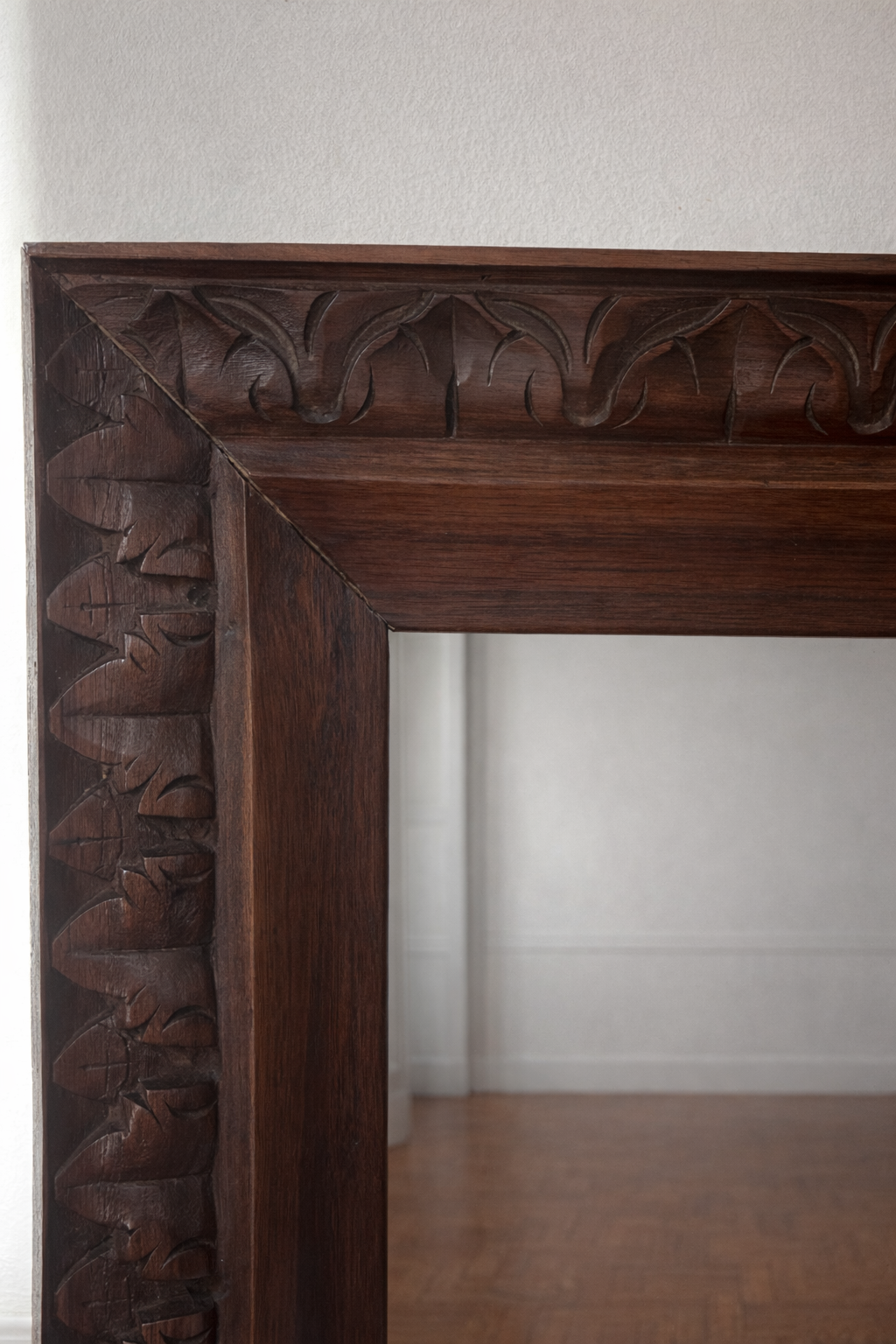 Miroir ancien en bois sculpté – charme intemporel