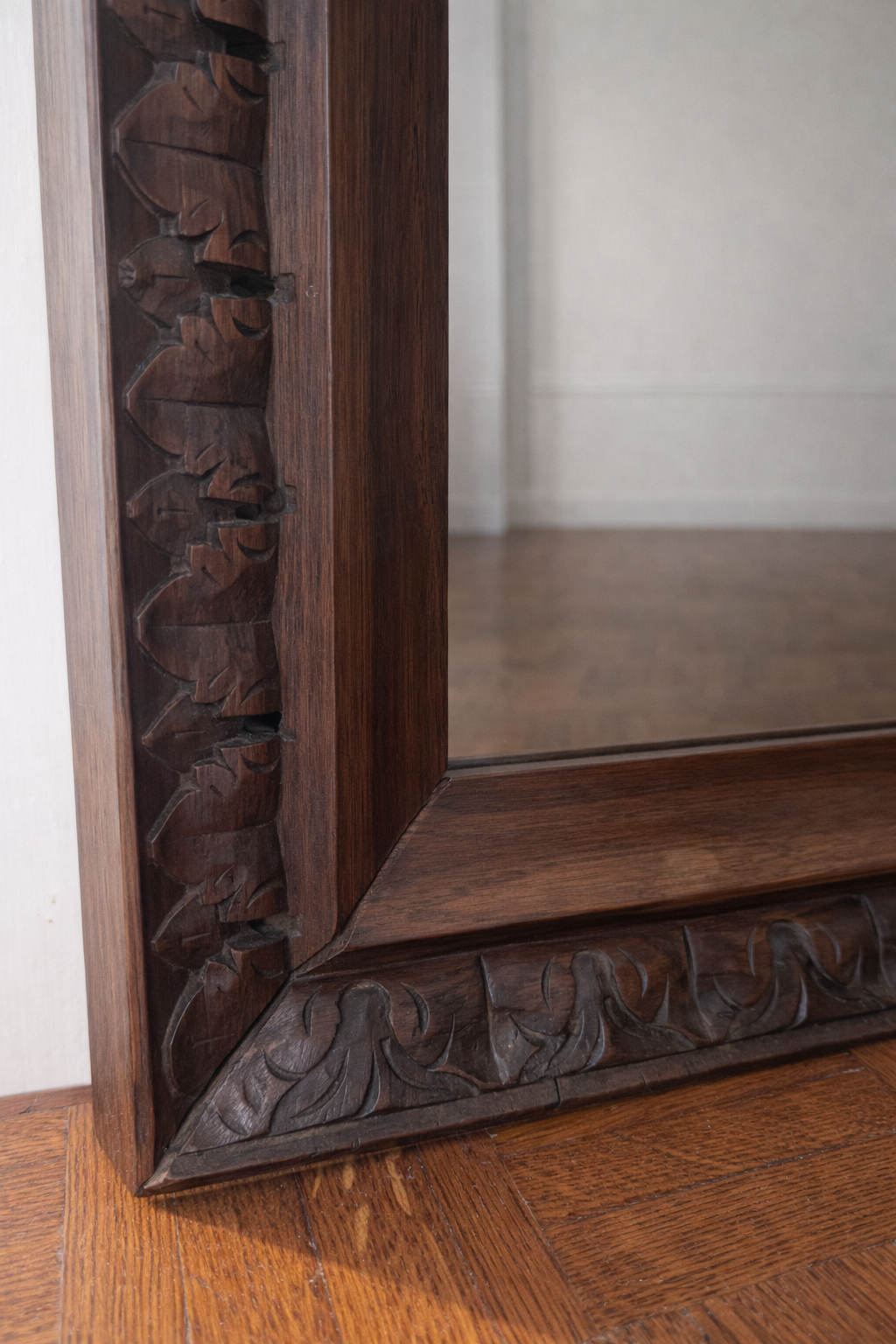 Miroir ancien en bois sculpté – charme intemporel