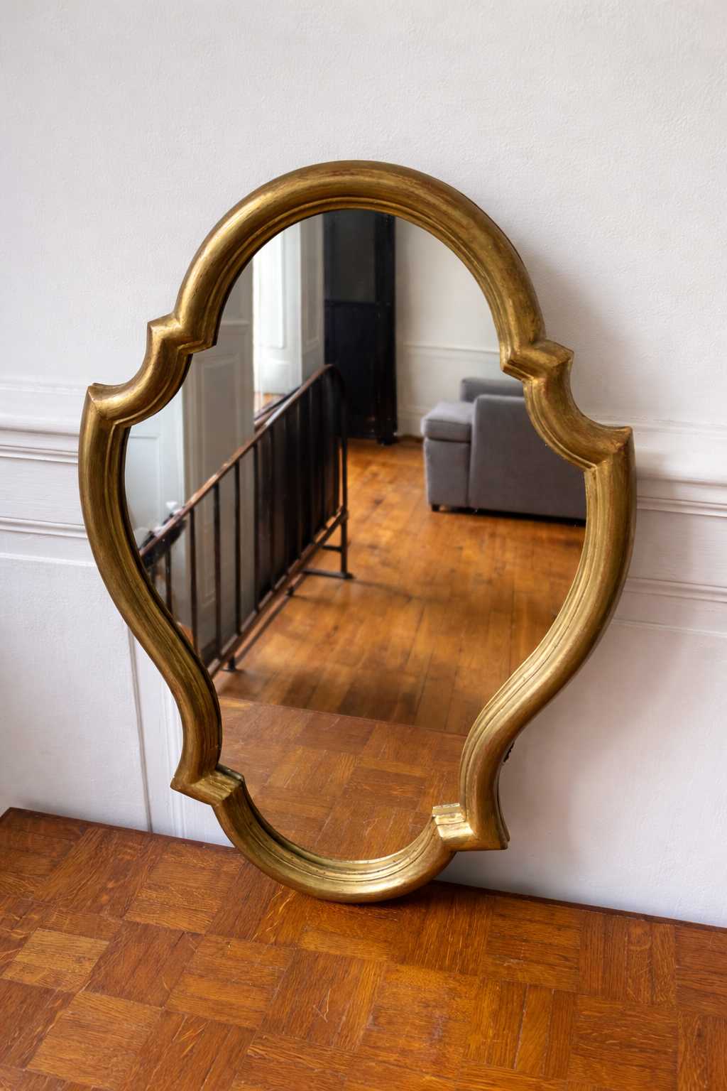 Miroir baroque en bois doré de style élégant, avec cadre orné et détails sculptés, conçu par Razzia.