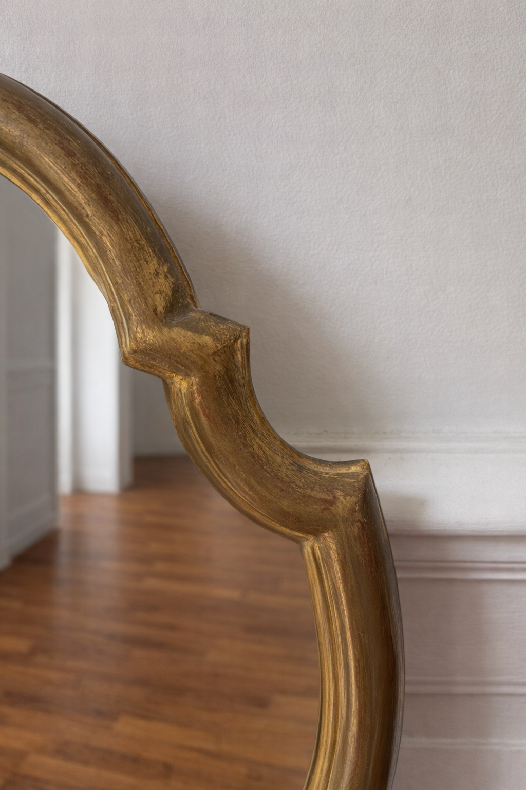 Miroir baroque en bois doré avec cadre orné, style élégant et détaillé, fabriqué par Razzia.