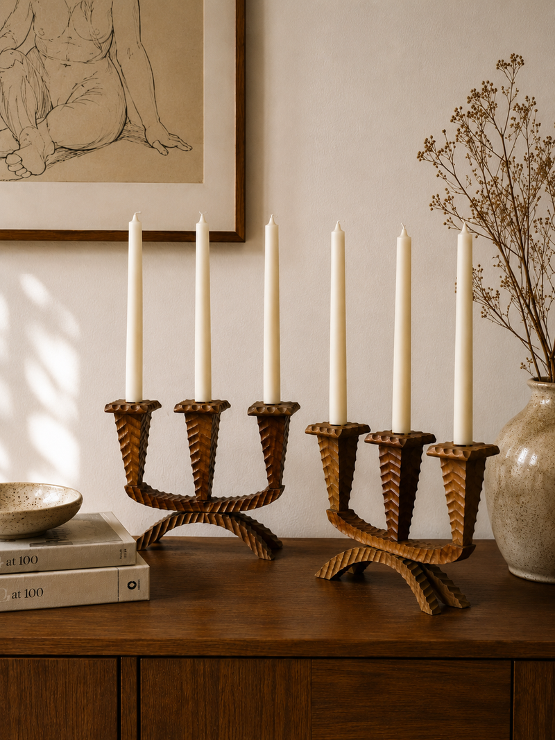 Chandeliers en bois sculpté Razzia avec 3 branches, détails artisanaux et design élégant pour décoration intérieure.