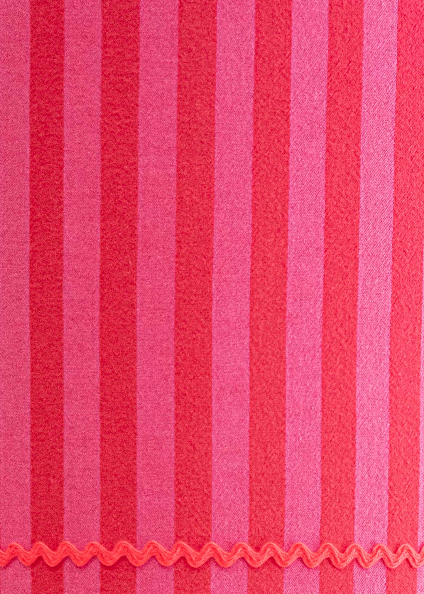 Lampe rose Razzia en verre avec base en métal, éclairage doux et design élégant pour la décoration intérieure.