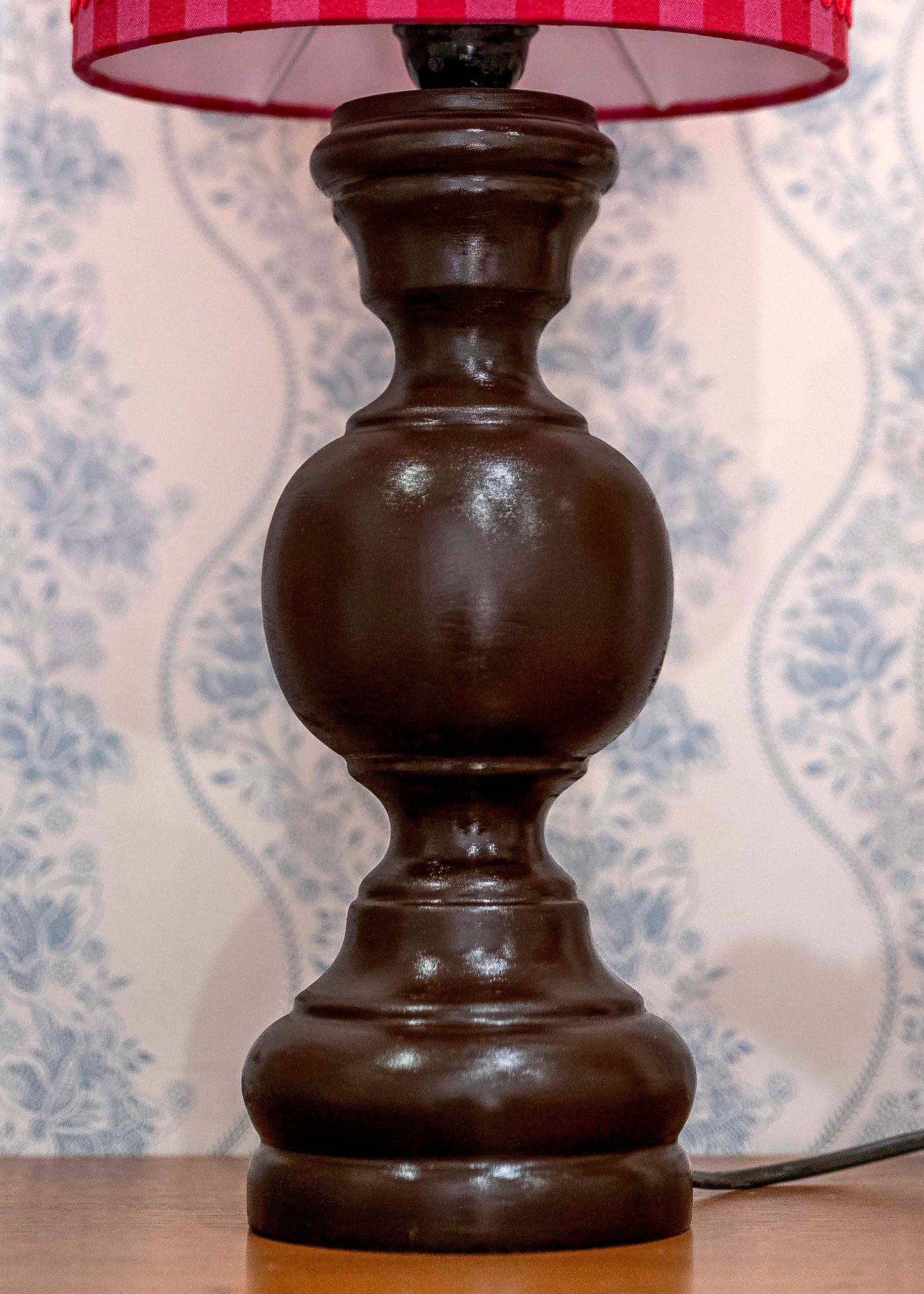 Lampe rose Razzia avec base en métal et abat-jour en tissu, éclairage doux et design moderne.