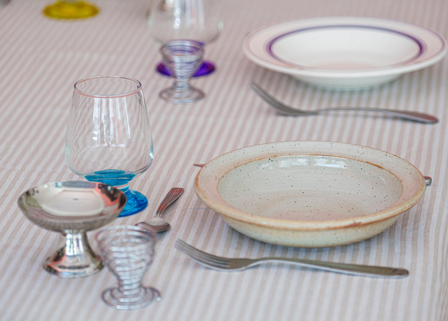 Verres à eau pieds colorés