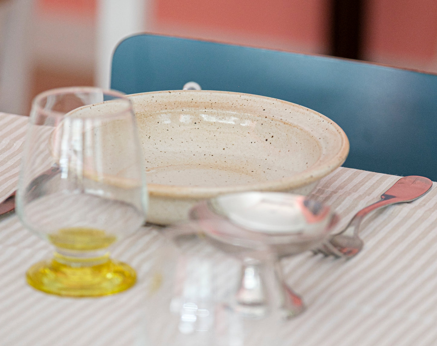 Verres à eau pieds colorés