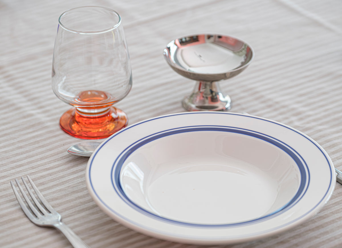 Petites assiettes liseré bleu
