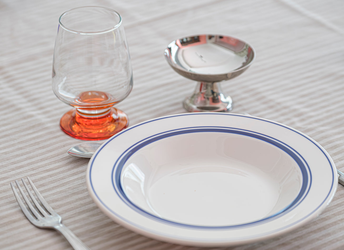 Petites assiettes liseré bleu