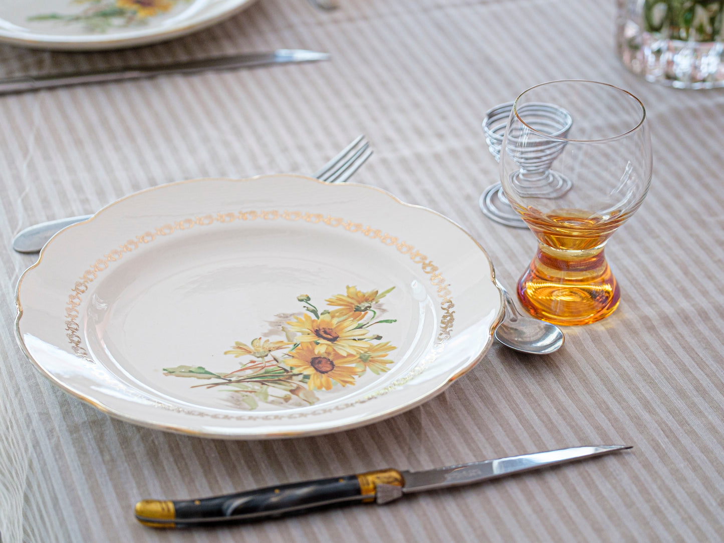 Lot d'assiettes à motif marguerites plates