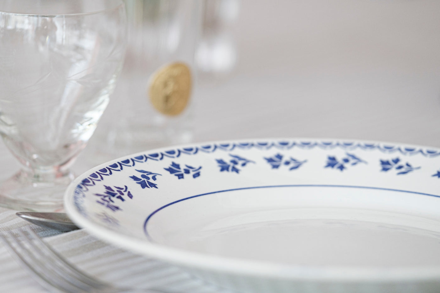 Assiettes semi creuses bleues gui