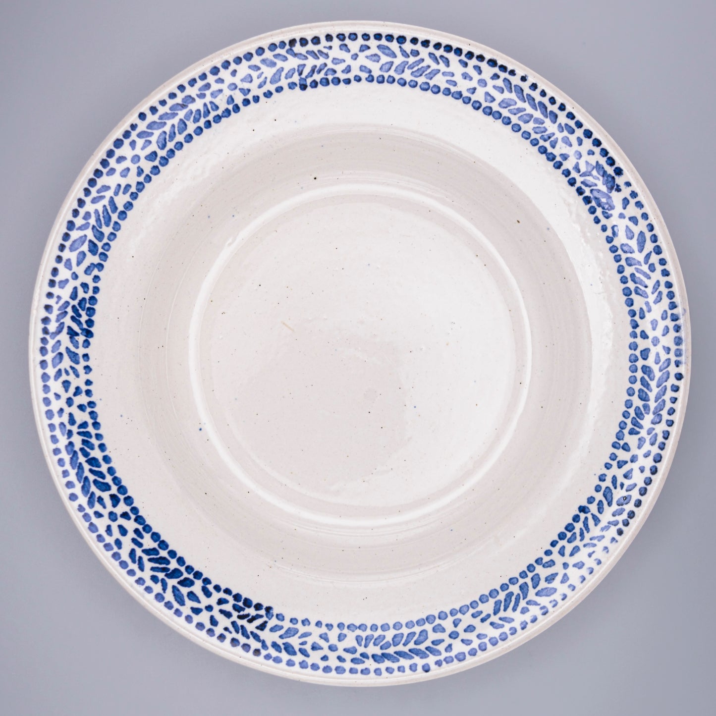 Assiettes creuses mouchetées bleues et blanches