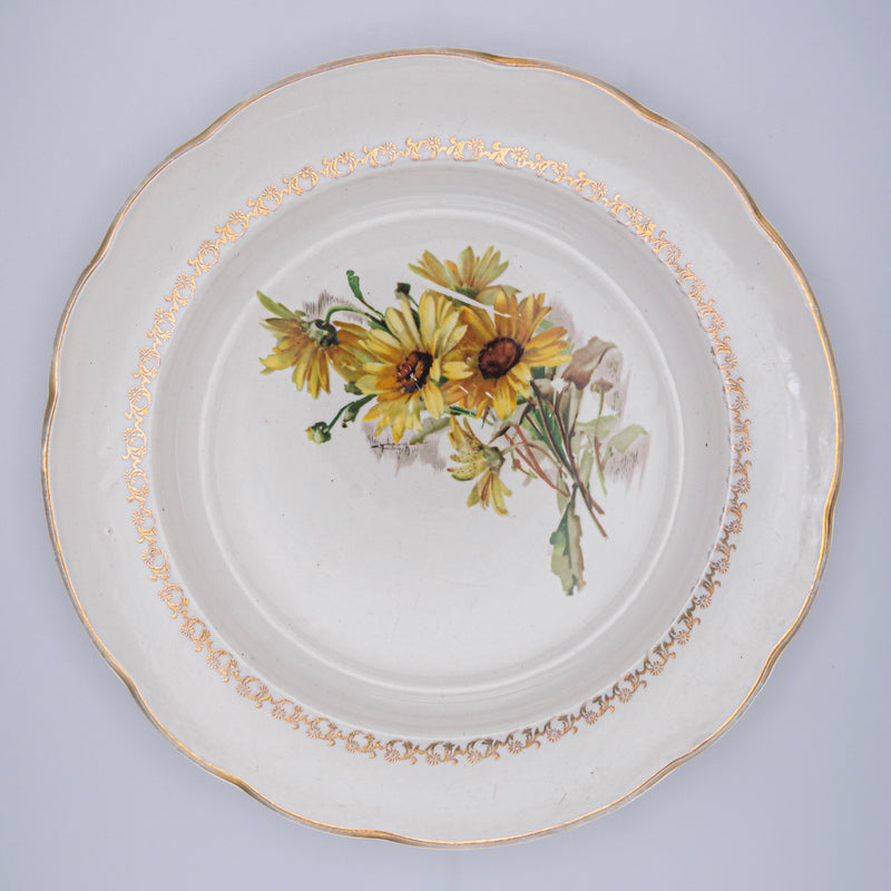Set of Razzia Days daisy-patterned flat plates with white background, perfect for casual dining and spring table settings.