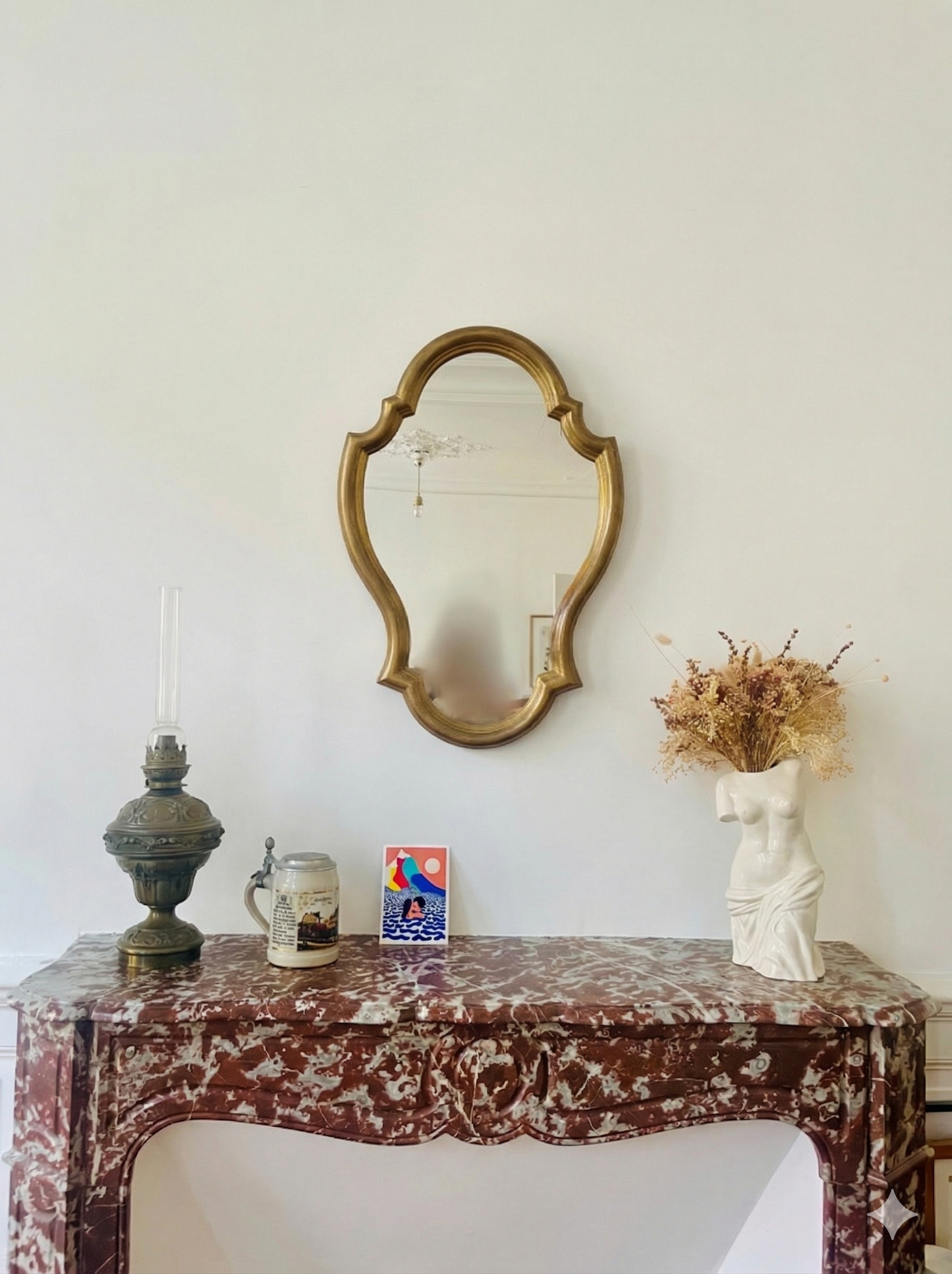 Miroir baroque en bois doré avec cadre orné, style élégant et sophistiqué, par Razzia.