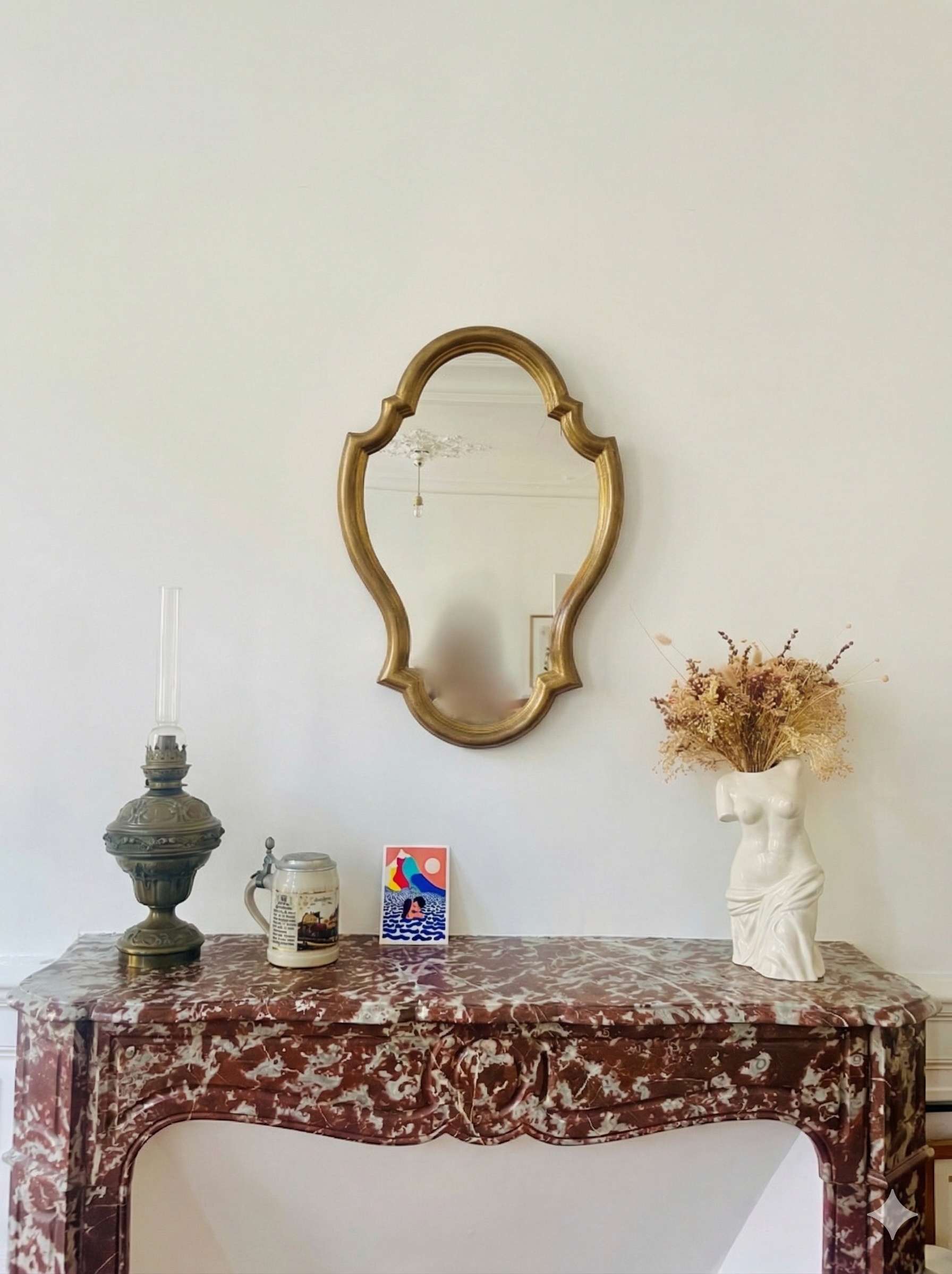 Miroir baroque en bois doré avec cadre orné, style élégant et sophistiqué, par Razzia.