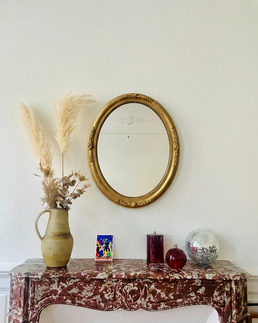 Miroir doré ovale de style victorien, décoratif, avec cadre orné, idéal pour décoration intérieure élégante.