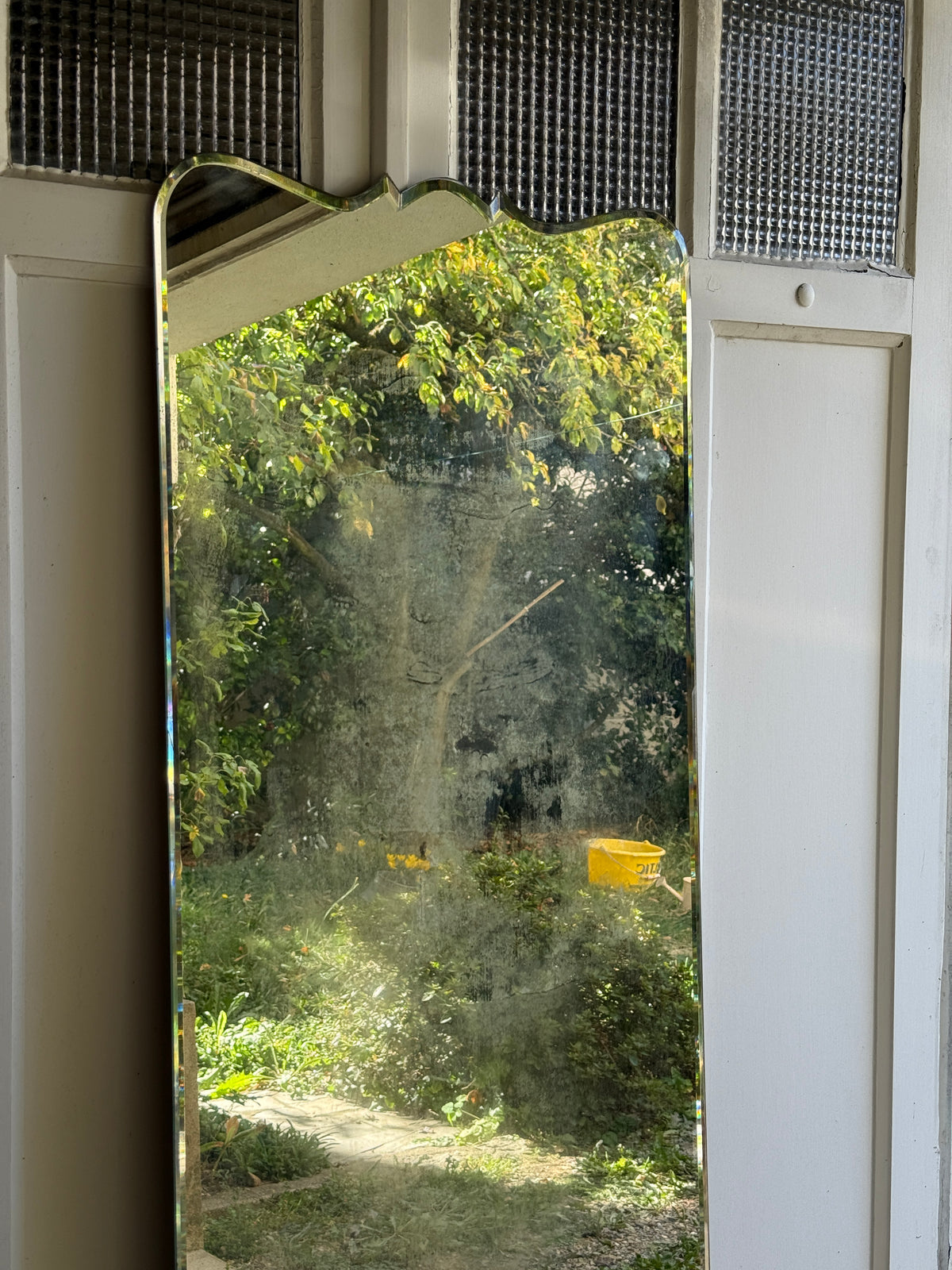 Grand miroir vintage festonné au verre biseauté