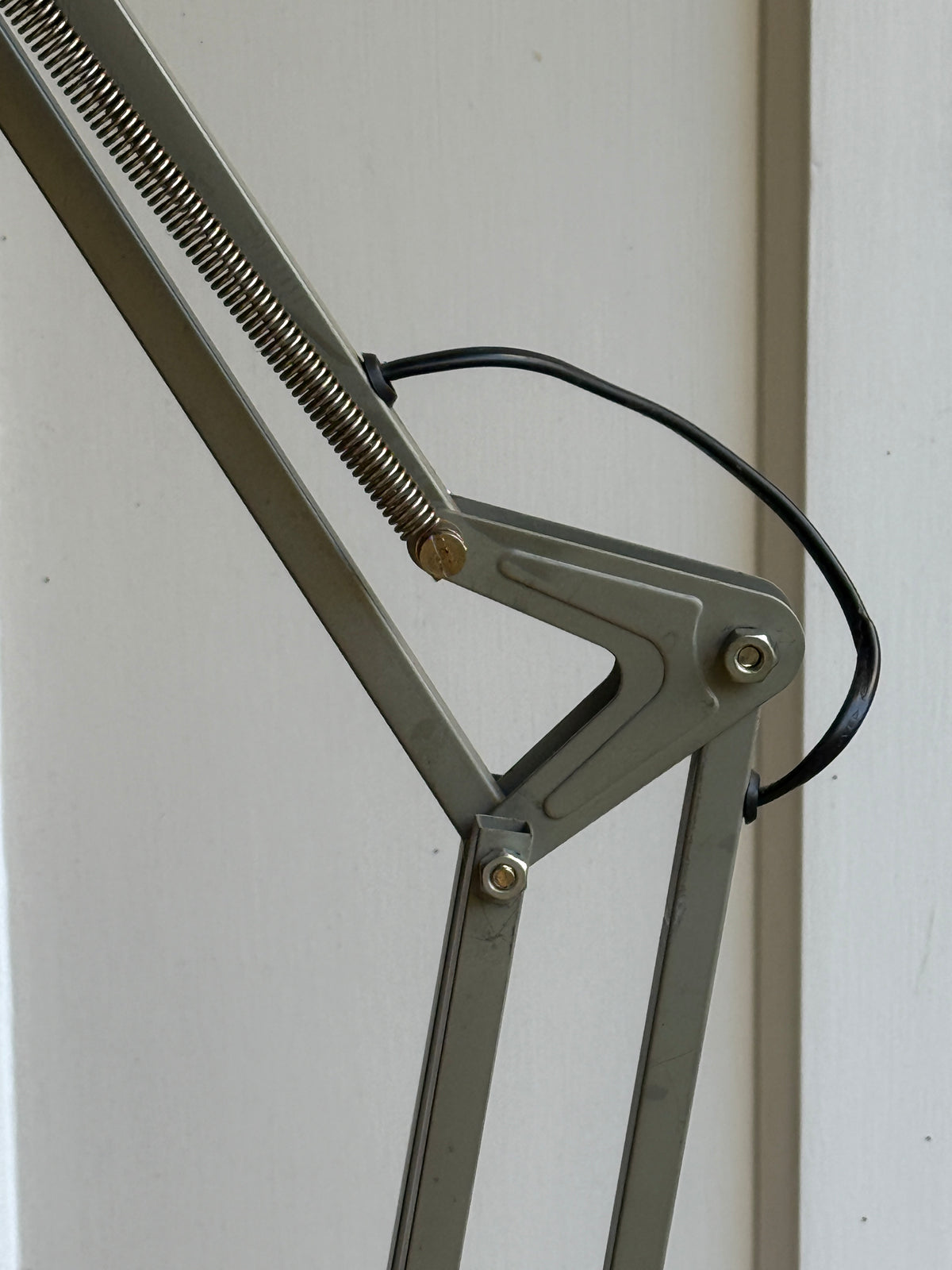 Lampadaire en métal gris -style industriel