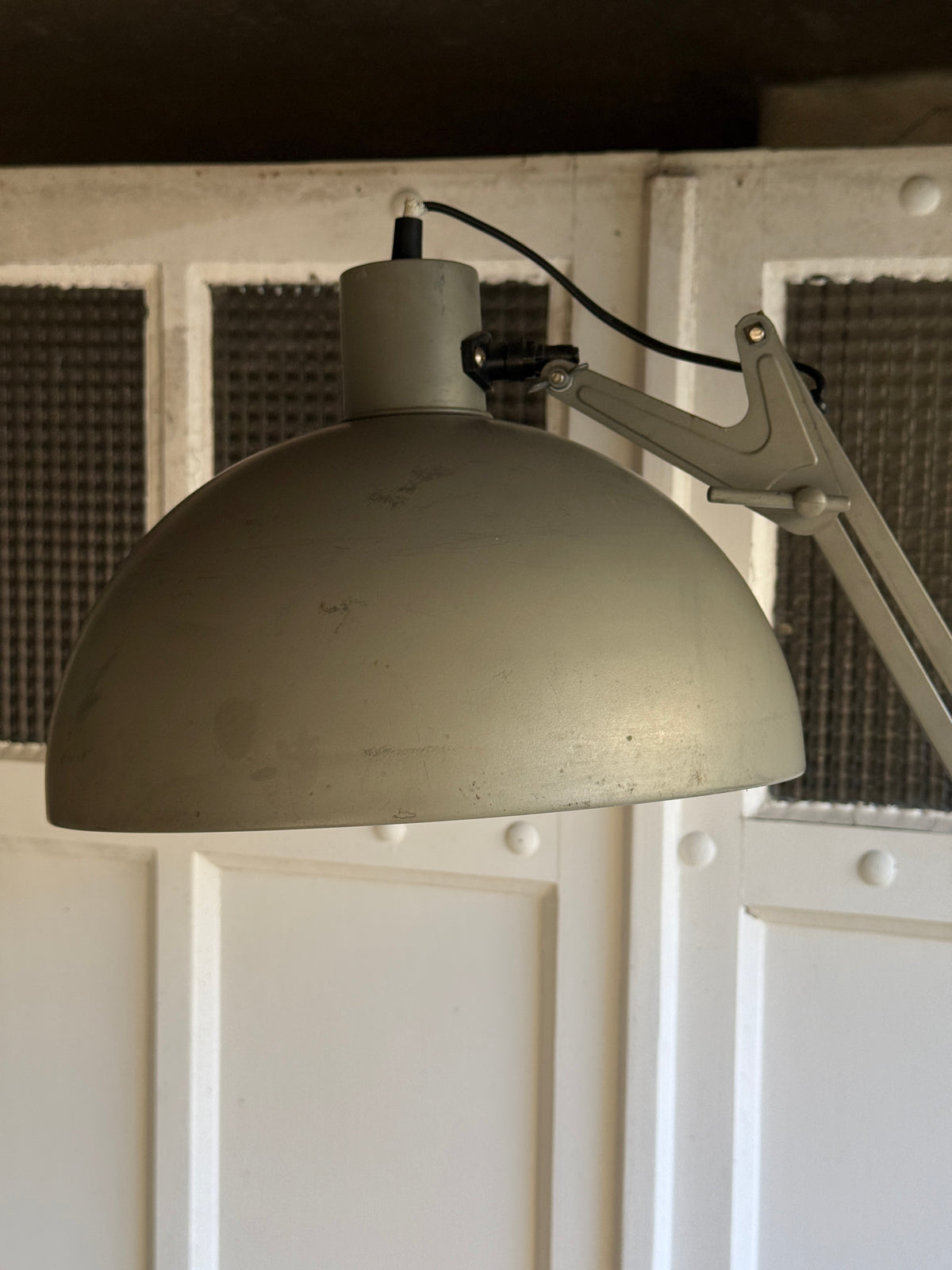 Lampadaire en métal gris -style industriel