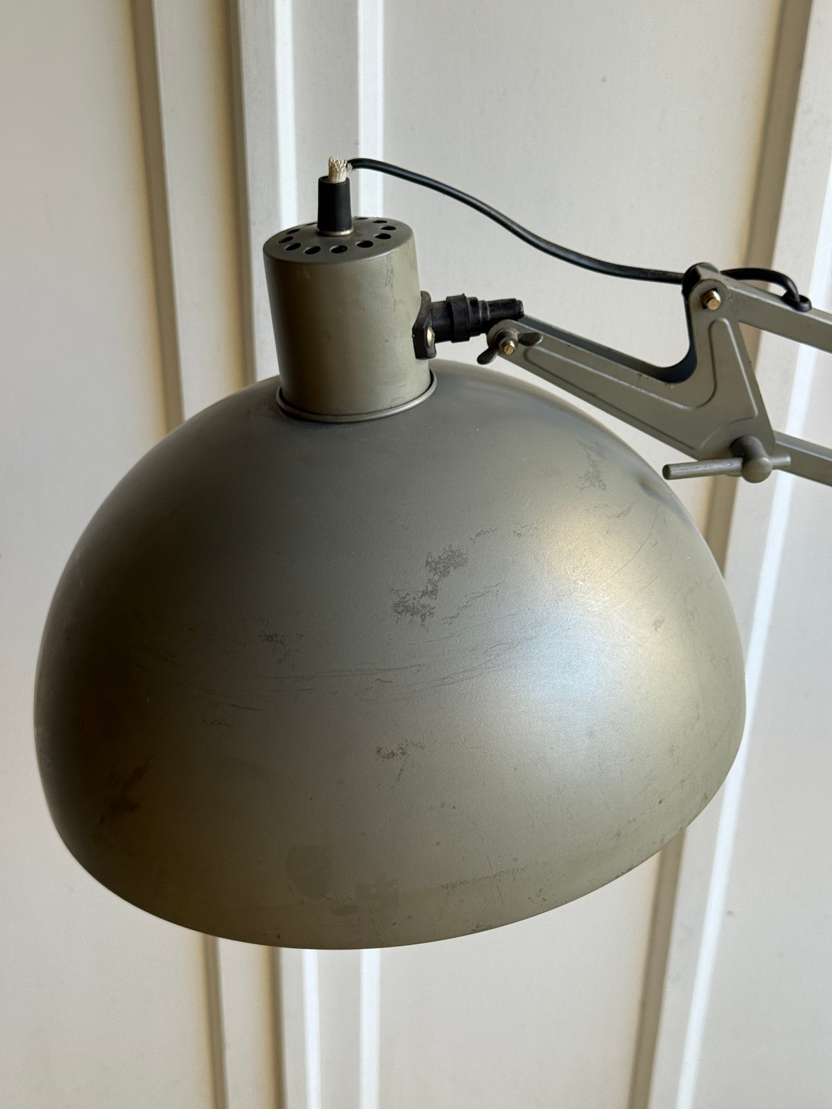 Lampadaire en métal gris -style industriel