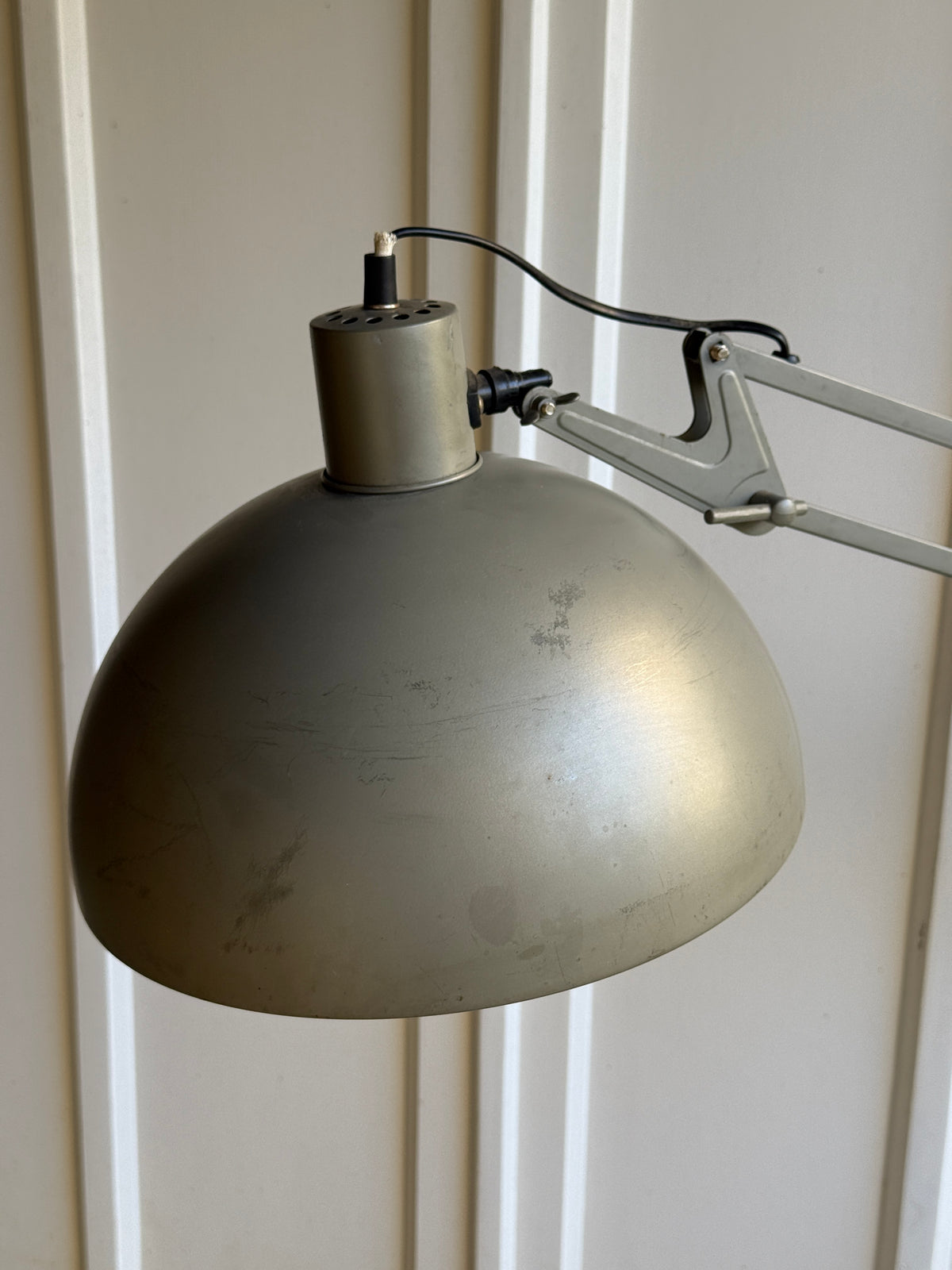 Lampadaire en métal gris -style industriel