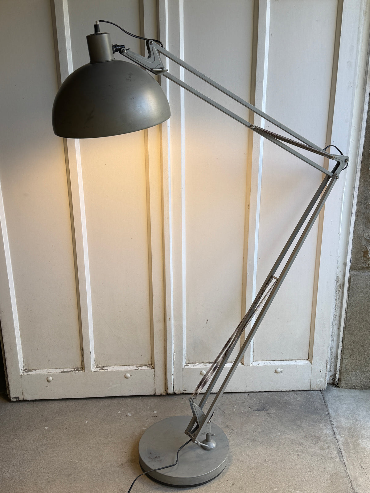 Lampadaire en métal gris -style industriel