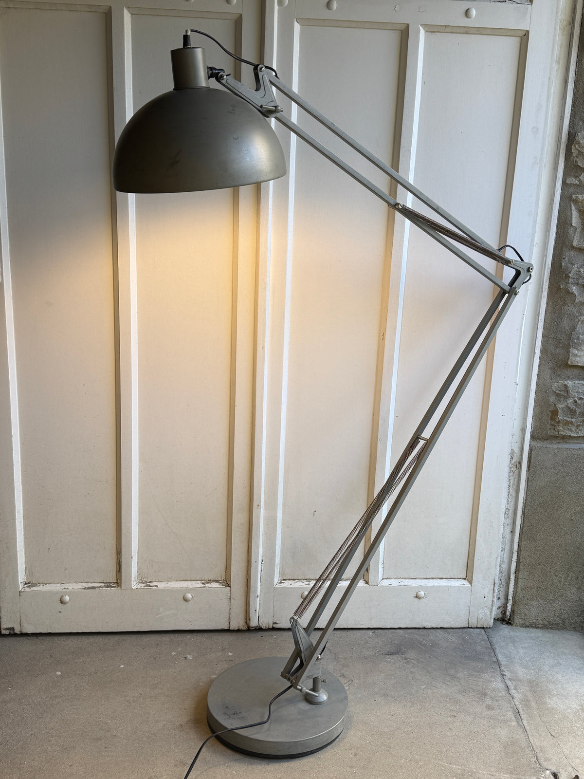 Lampadaire en métal gris -style industriel