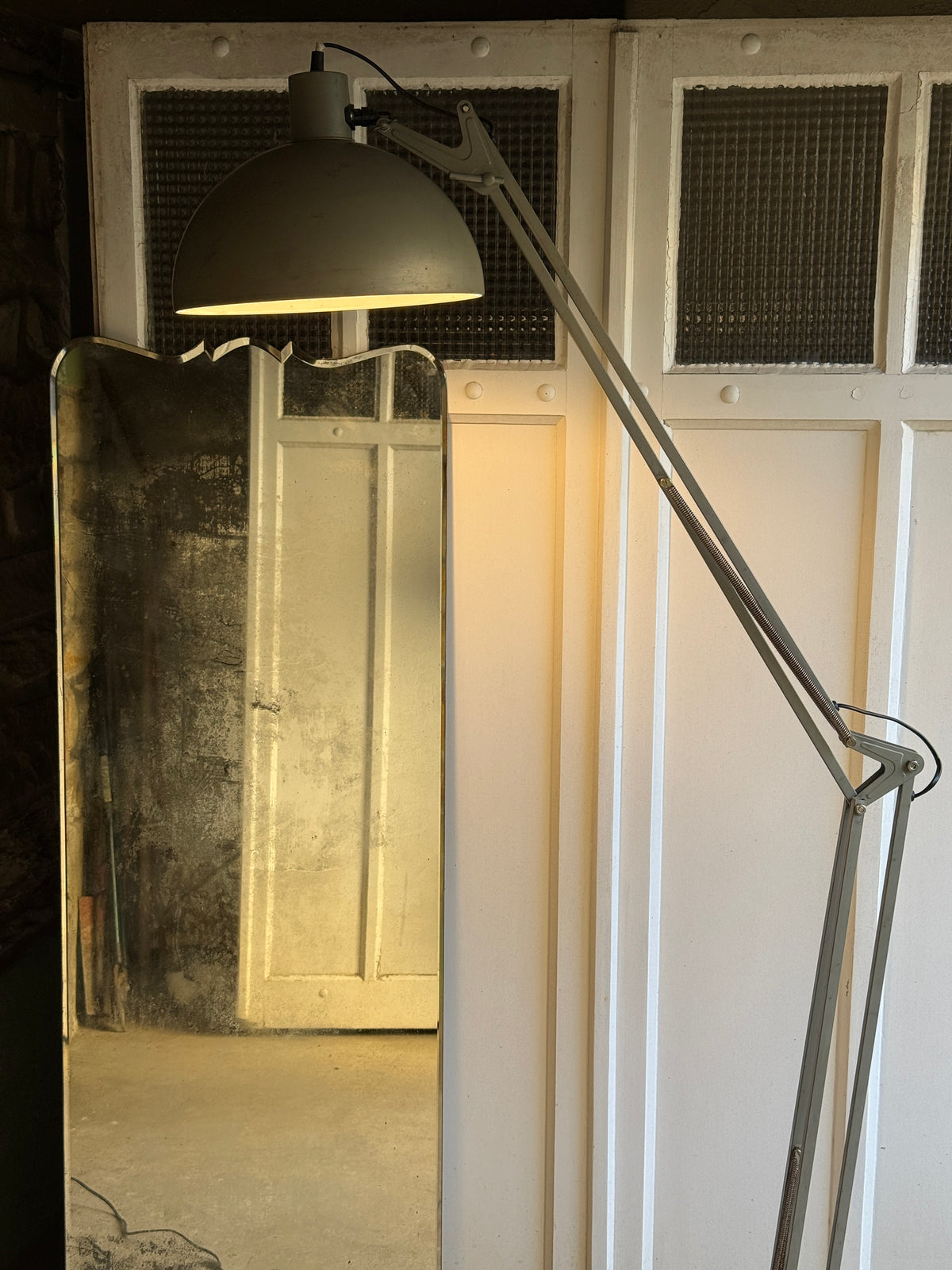 Lampadaire en métal gris -style industriel