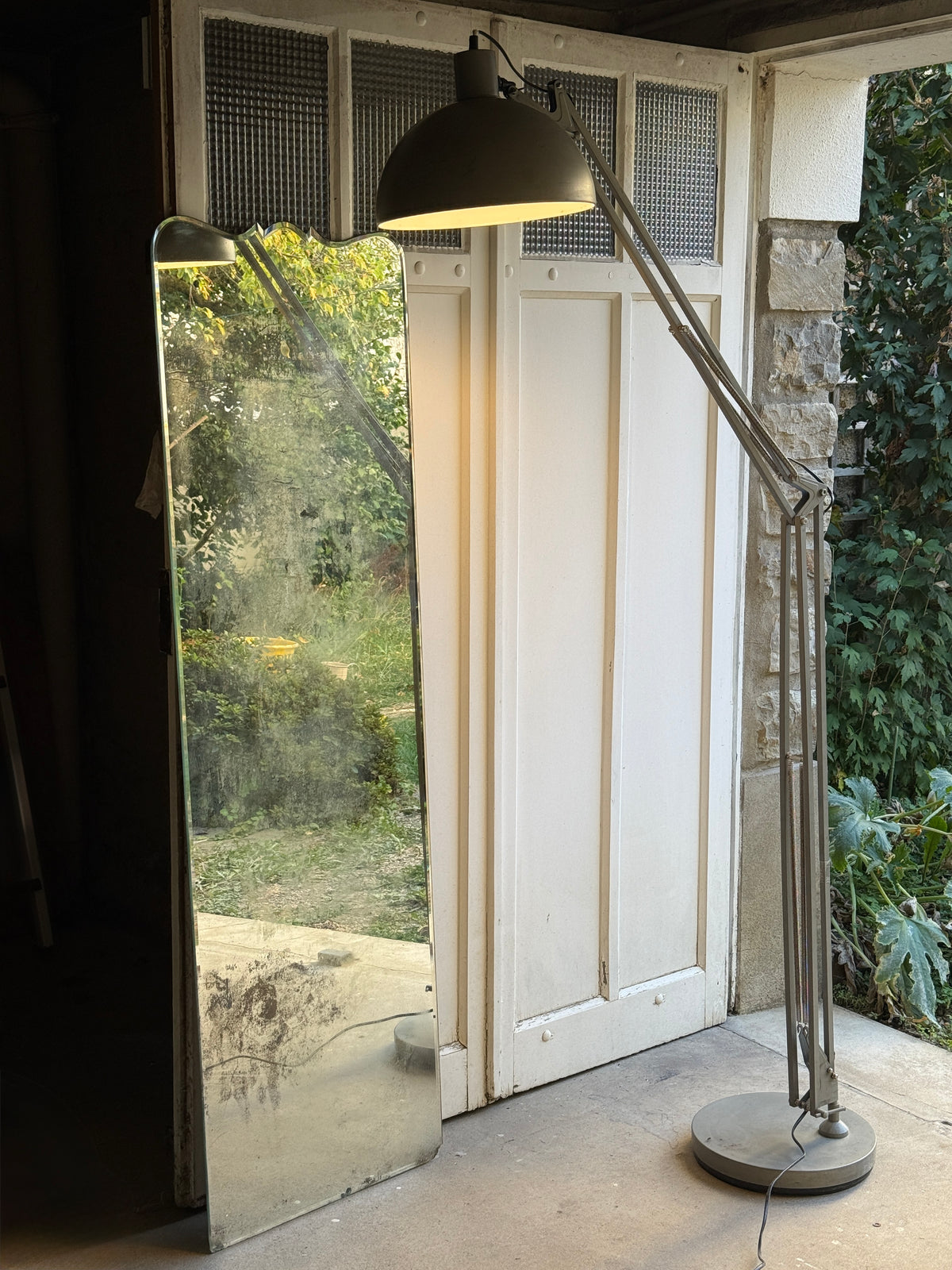 Lampadaire en métal gris -style industriel