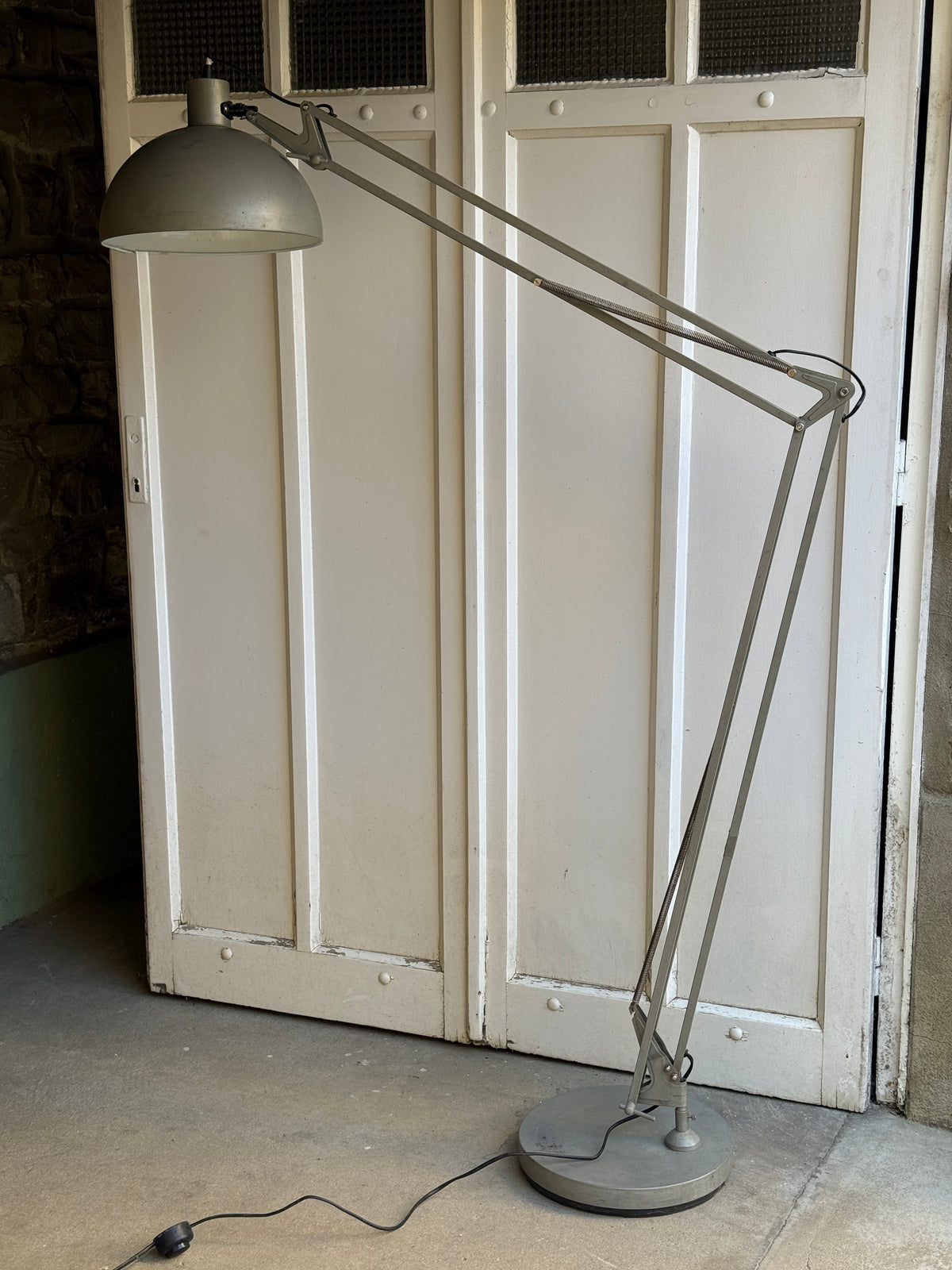 Lampadaire en métal gris -style industriel
