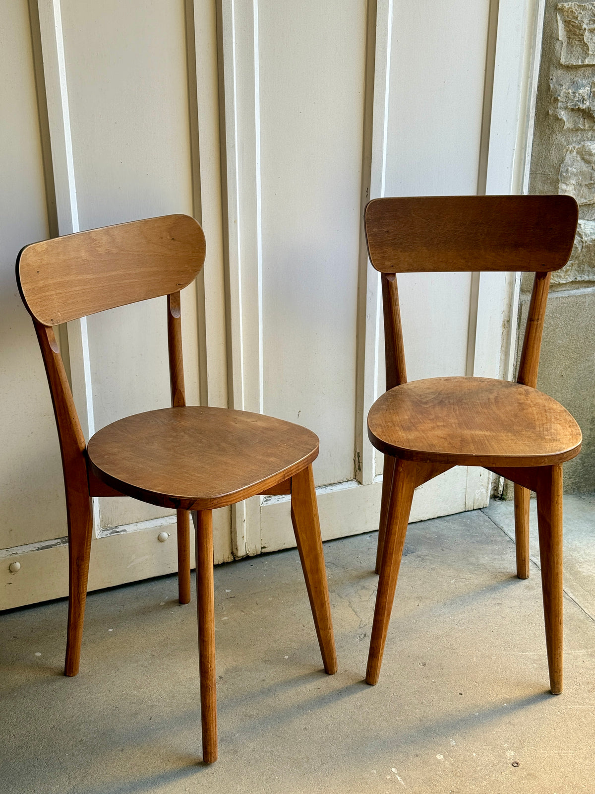 Paire de chaises en bois brut