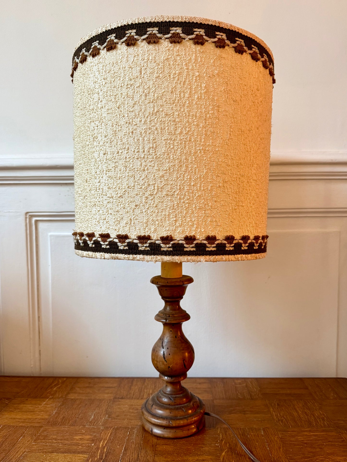 Grande lampe en bois tourné