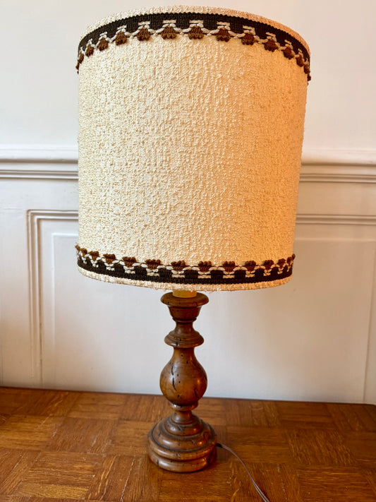 Grande lampe en bois tourné