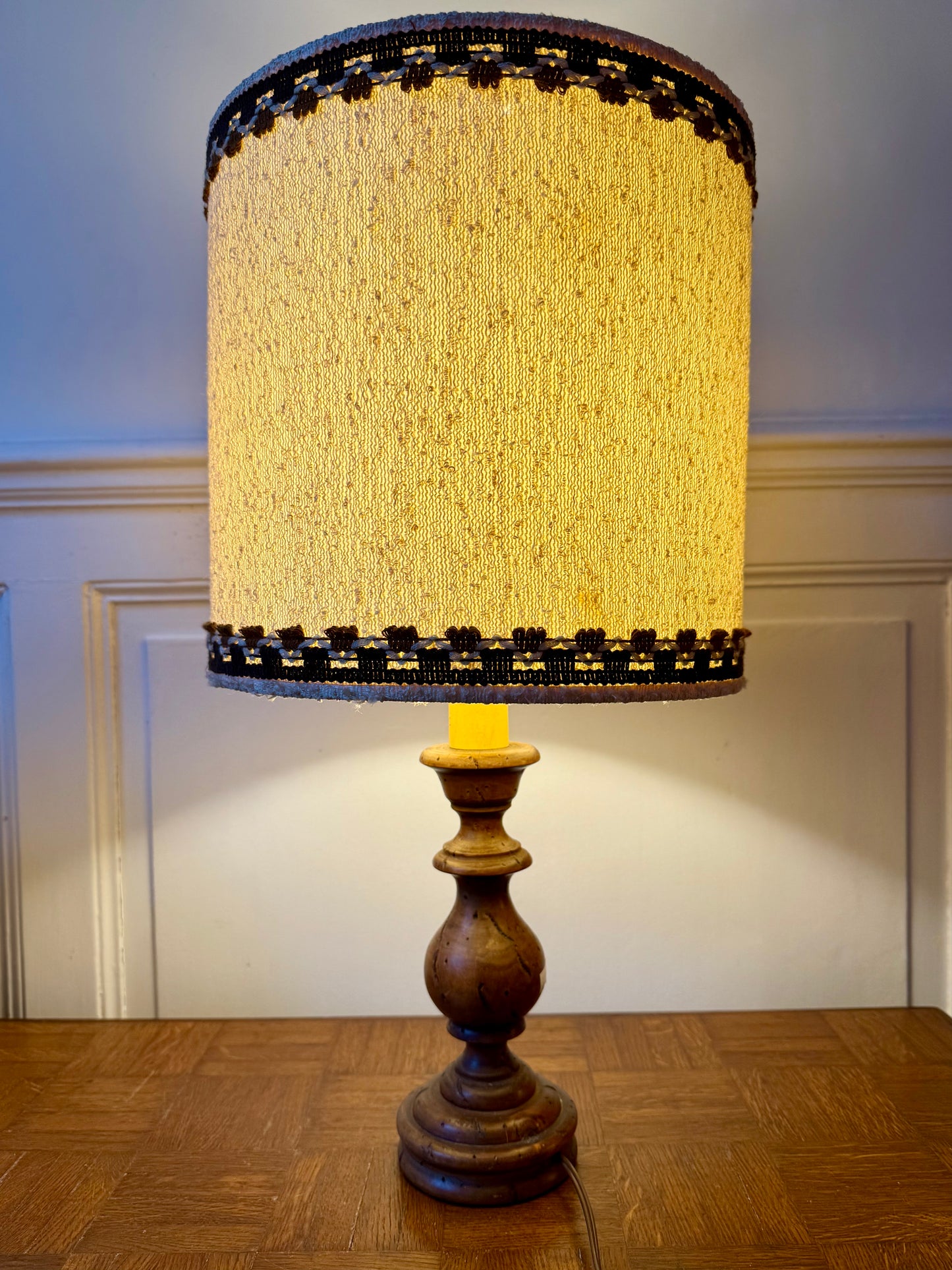 Grande lampe en bois tourné