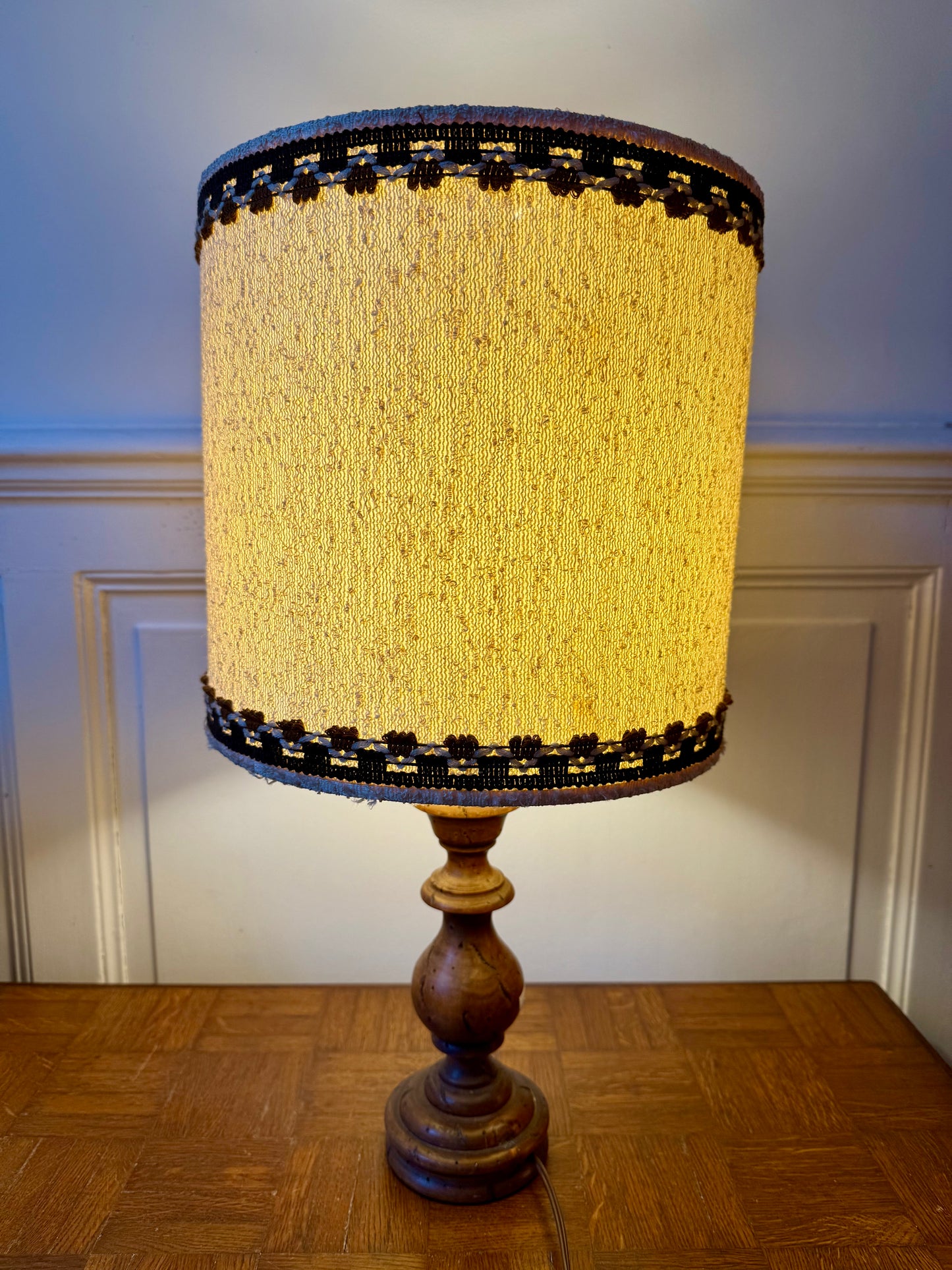 Grande lampe en bois tourné