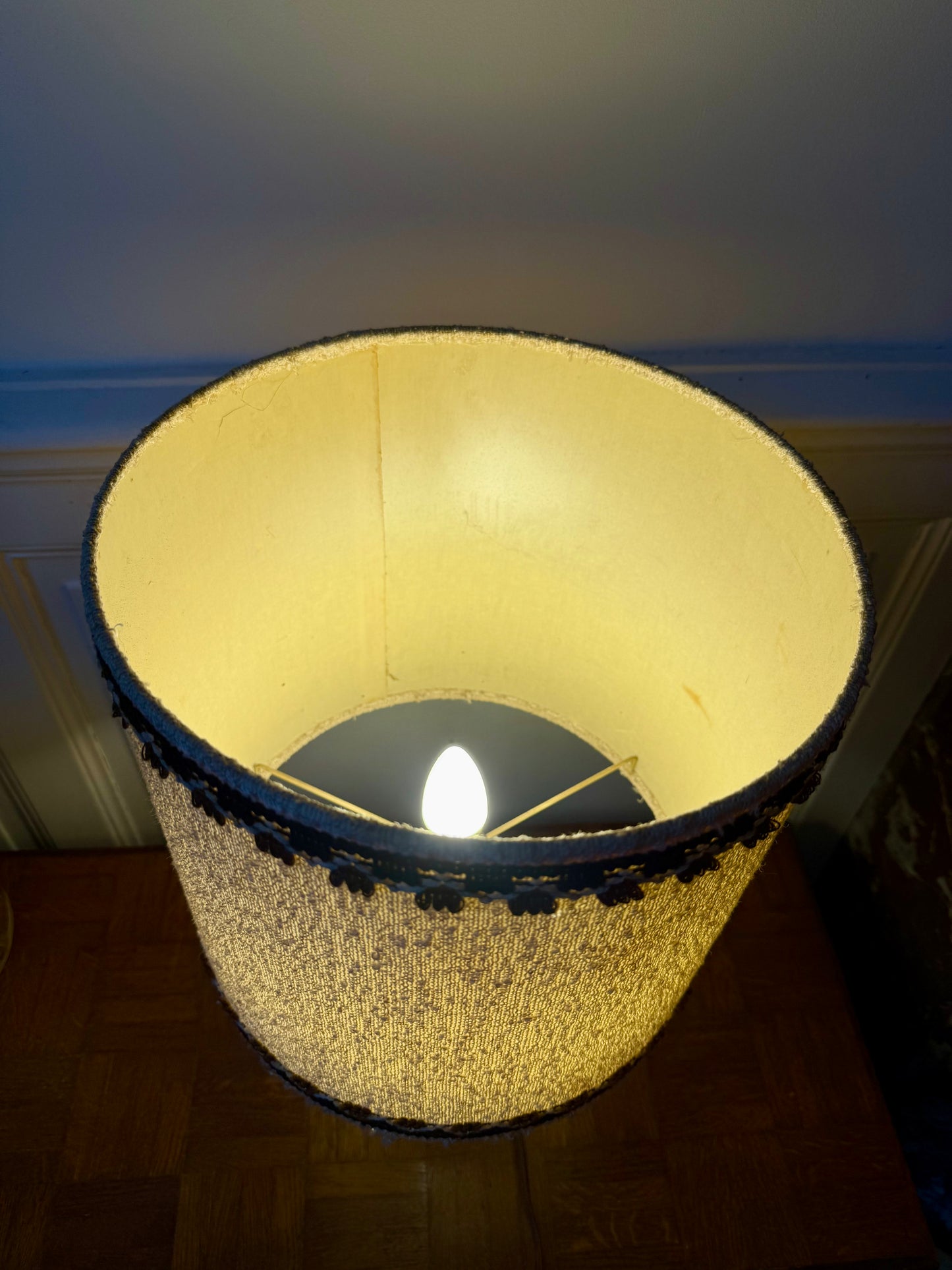 Grande lampe en bois tourné