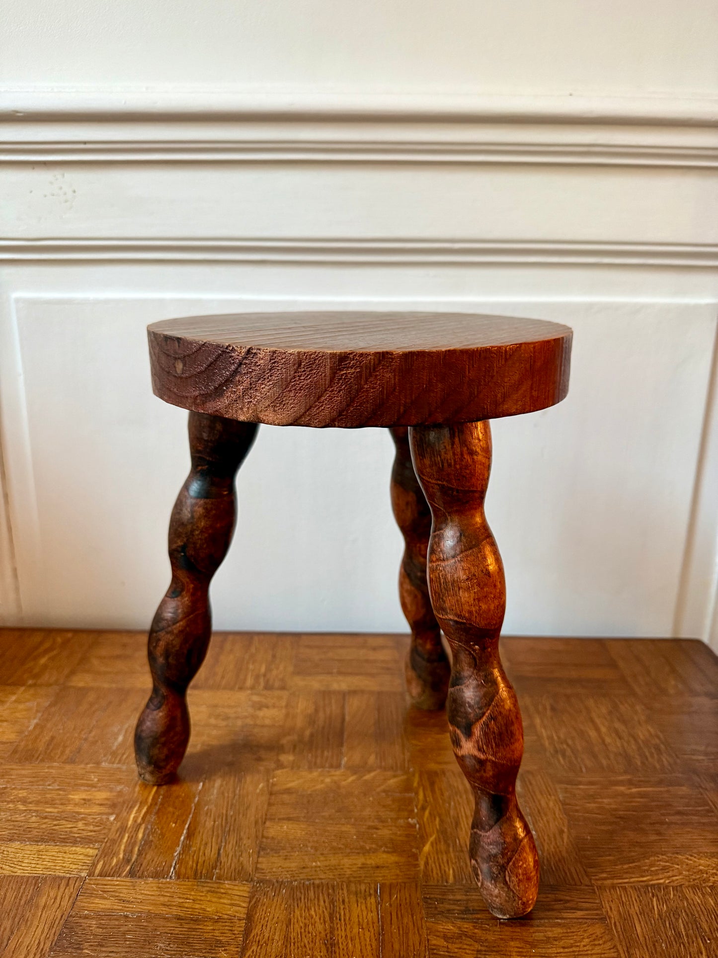 Tabouret tripode en bois