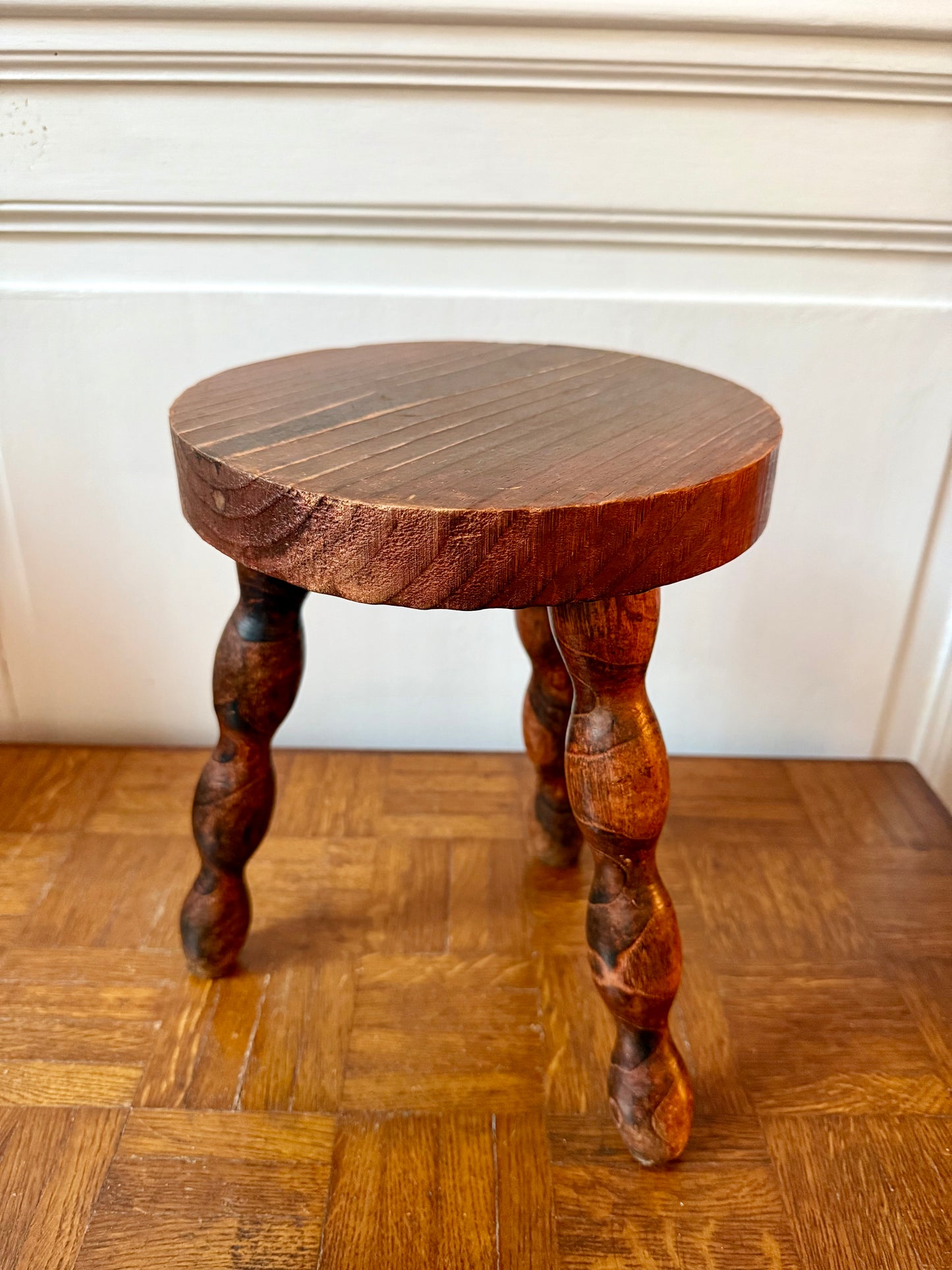 Tabouret tripode en bois